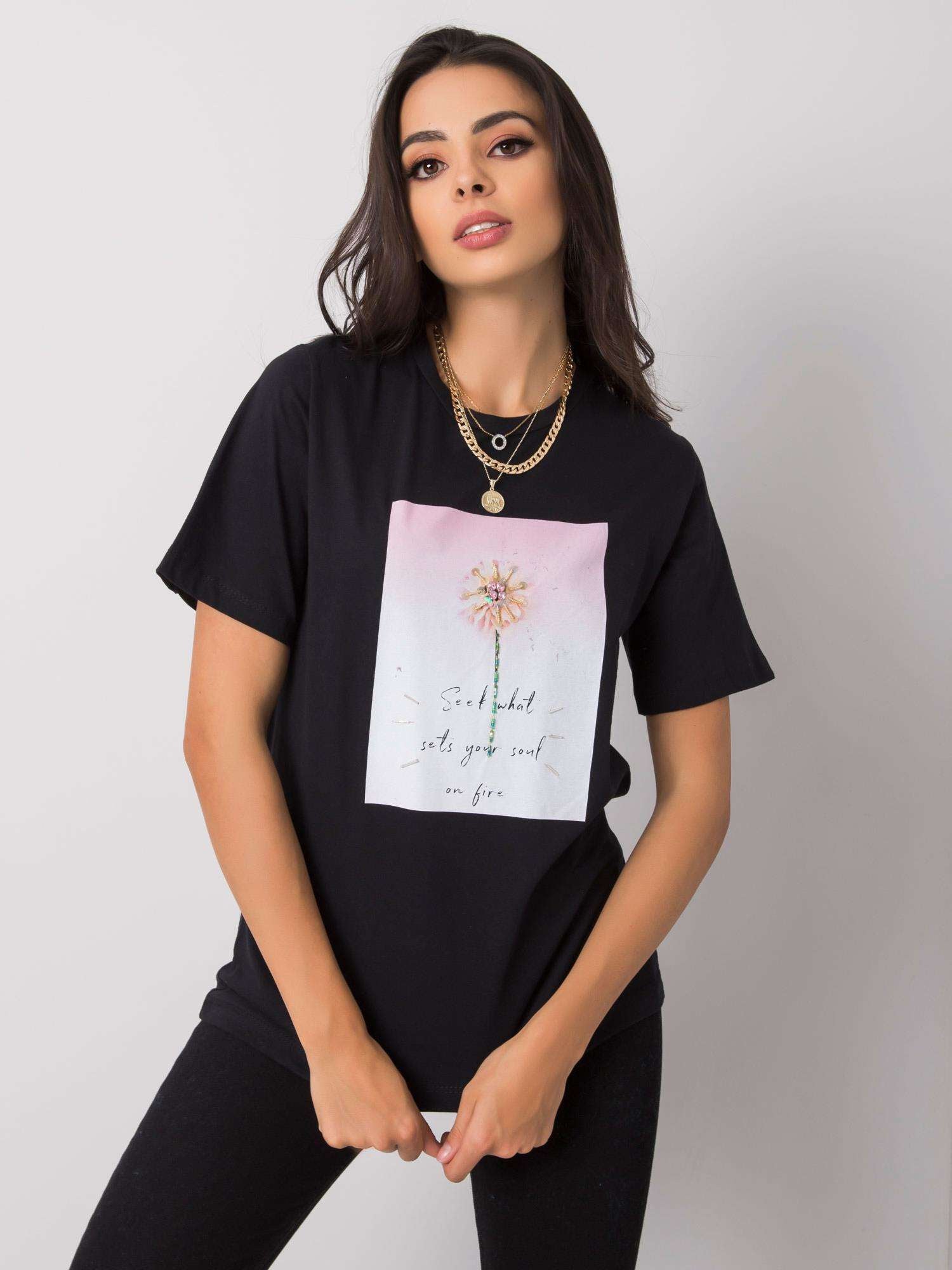 Czarny damski t-shirt z printem