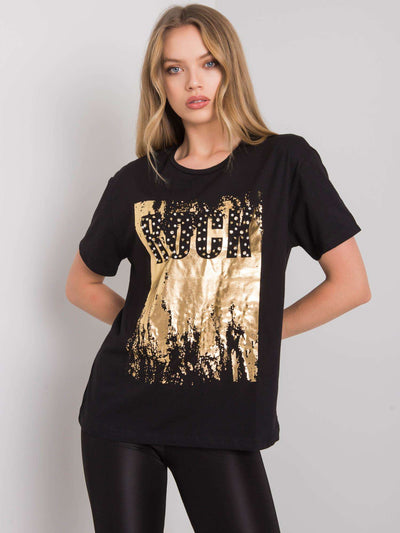 Czarny t-shirt z napisem i aplikacją