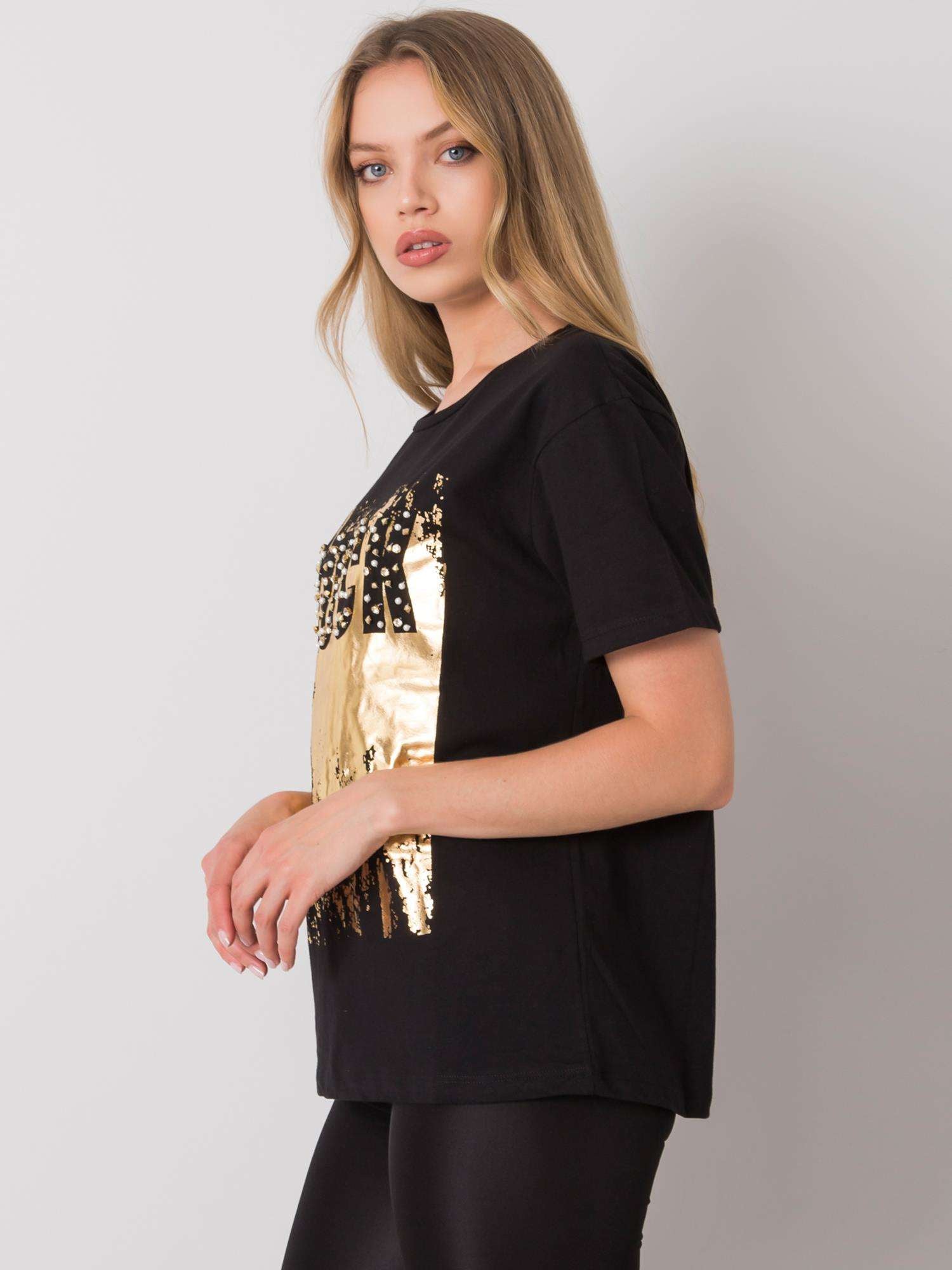 Czarny t-shirt z napisem i aplikacją
