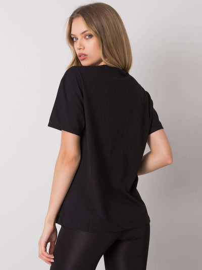 Czarny t-shirt z napisem i aplikacją