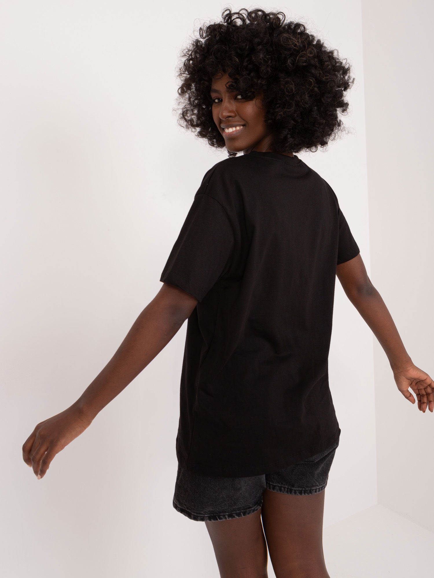 Czarny t-shirt z nadrukiem i napisami