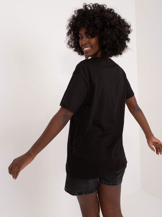 Czarny t-shirt z nadrukiem i napisami
