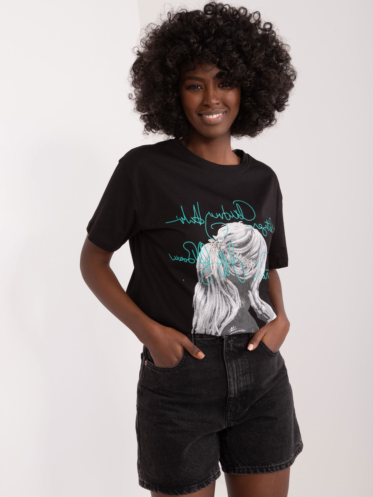 Czarny t-shirt z nadrukiem i napisami