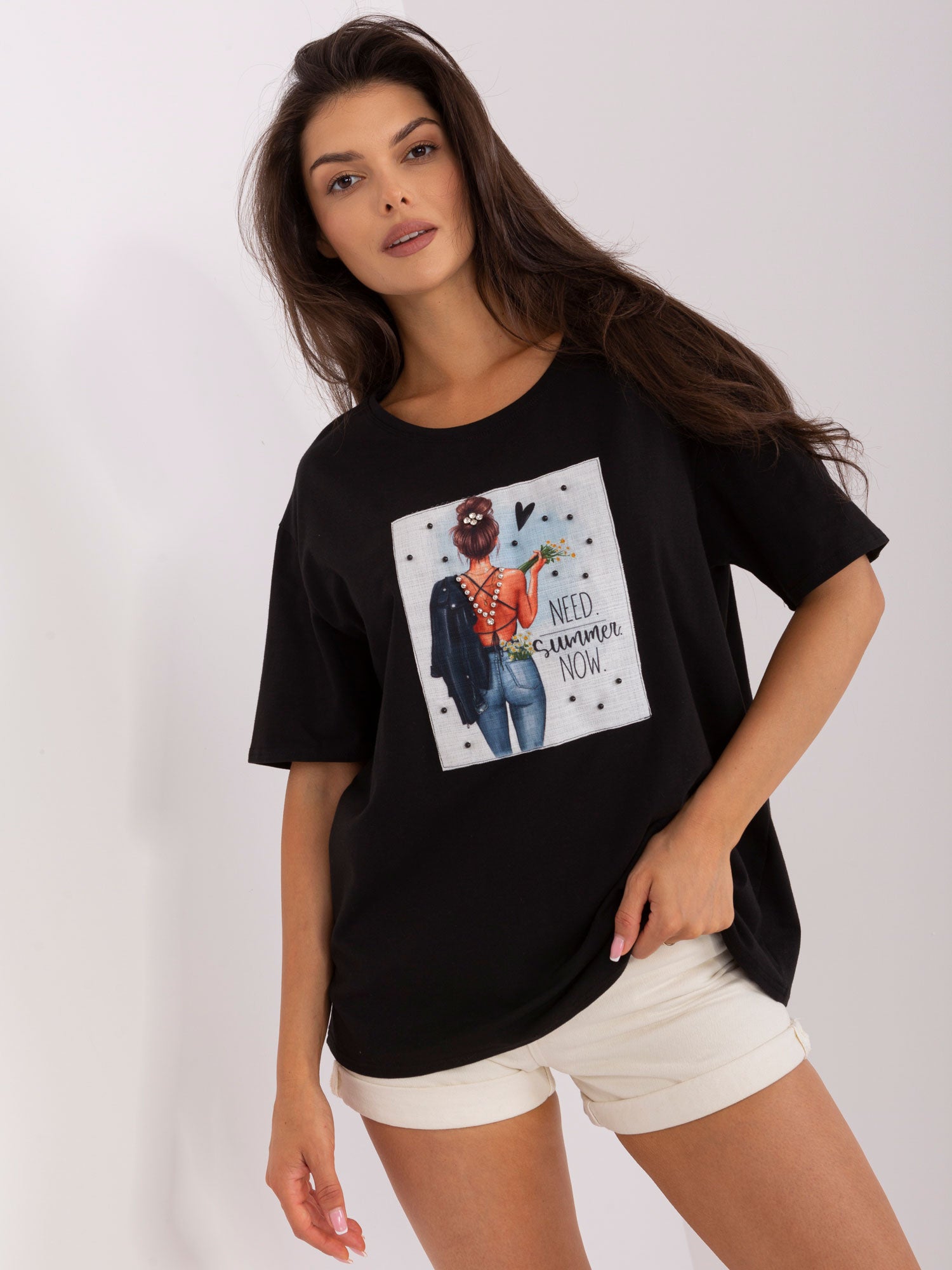 Czarny luźny t-shirt damski z nadrukiem