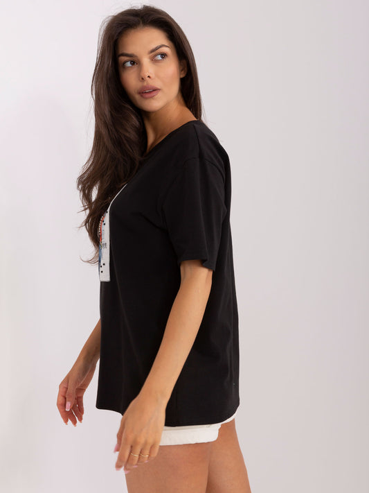 Czarny luźny t-shirt damski z nadrukiem