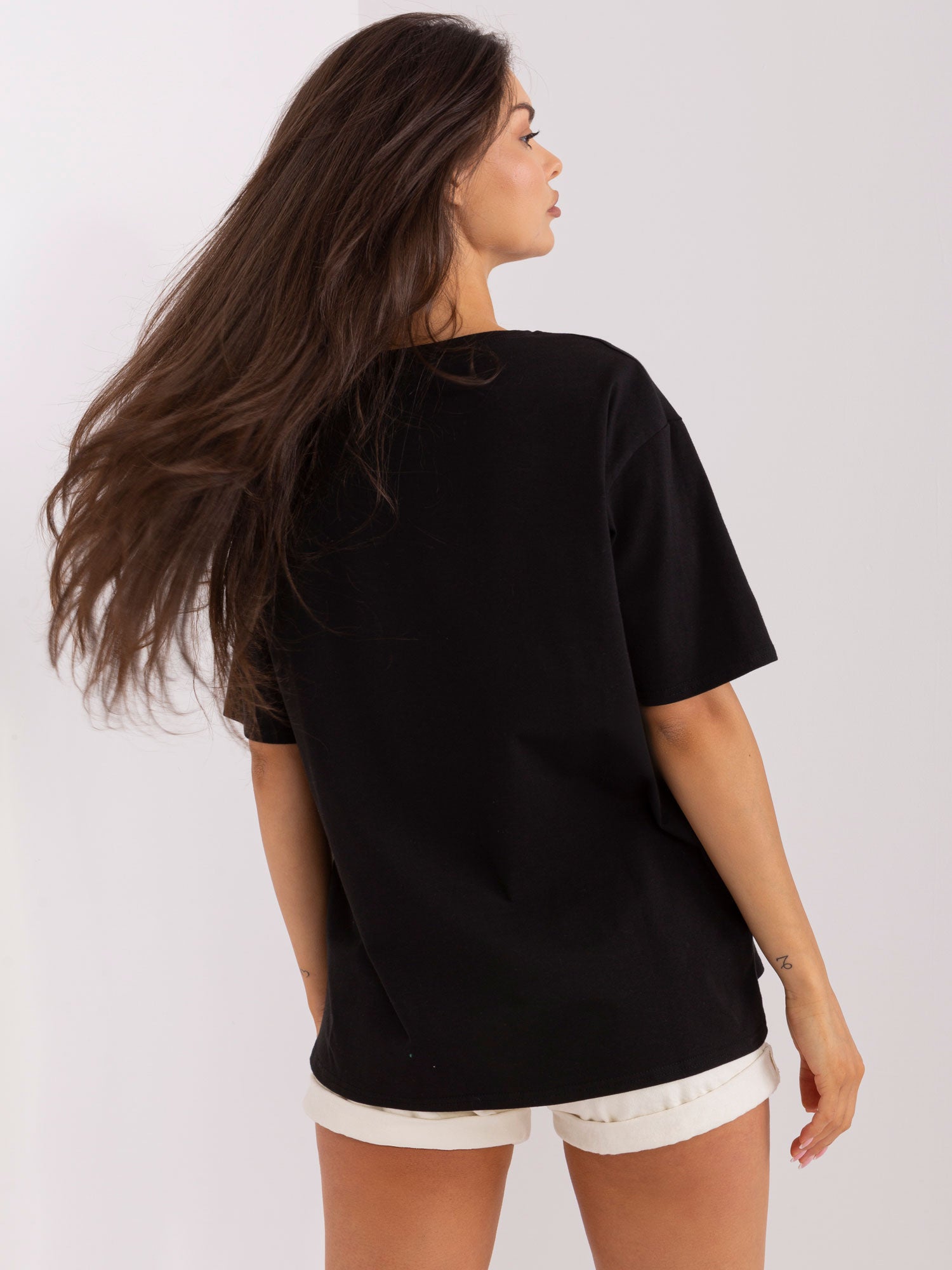 Czarny luźny t-shirt damski z nadrukiem