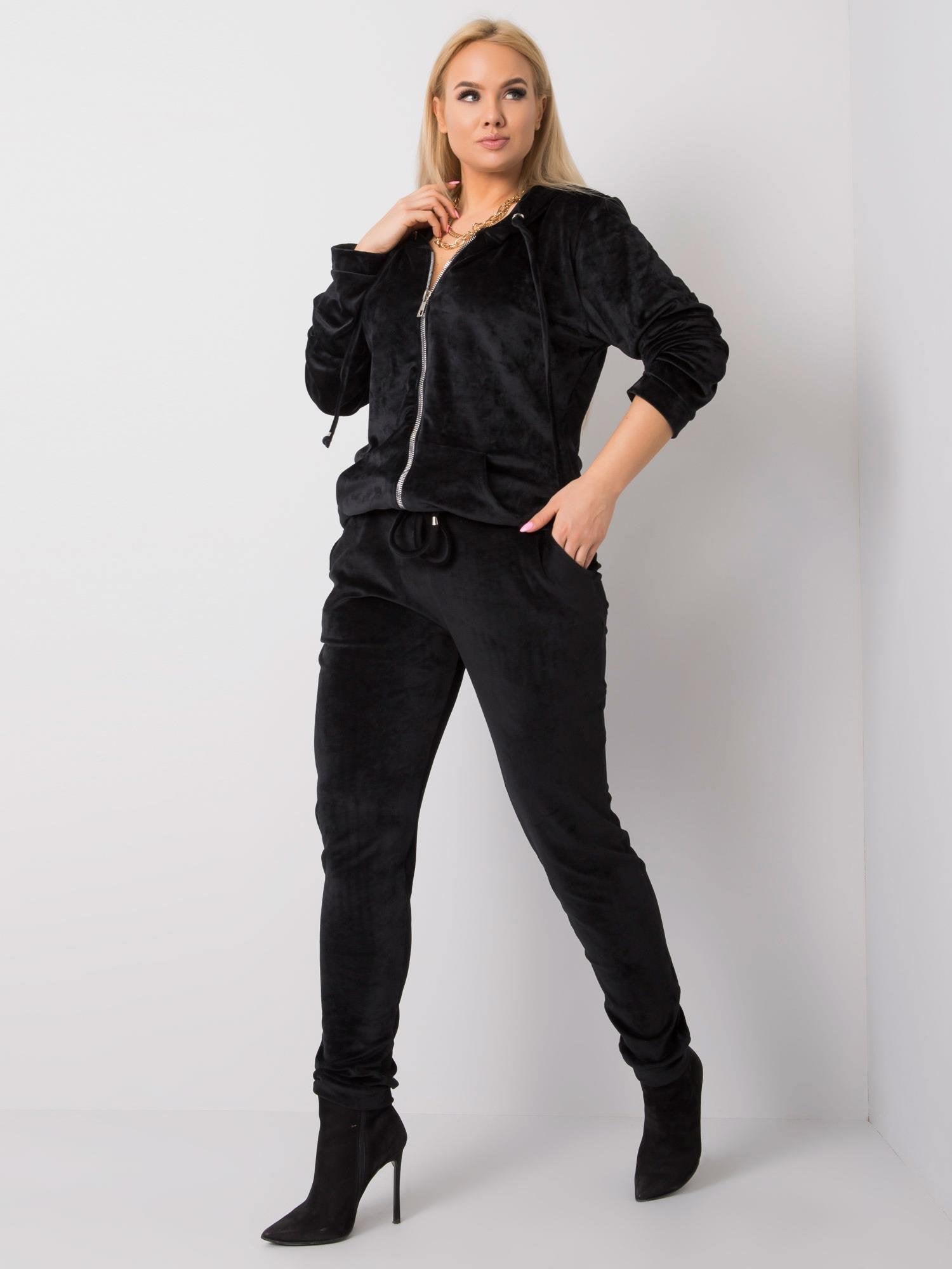 Czarny komplet welurowy plus size