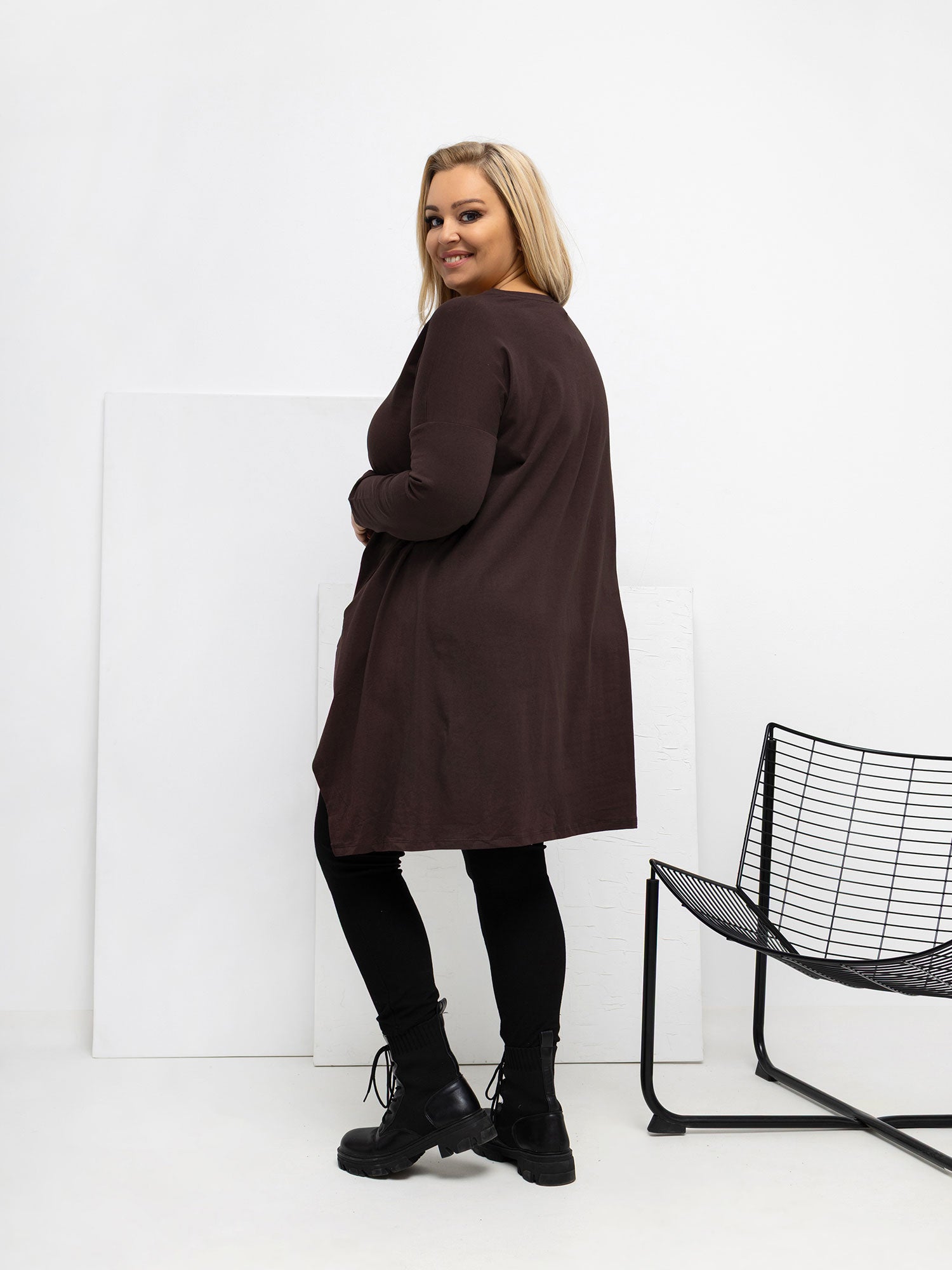 Czekoladowa długa bluzka plus size z bawełny