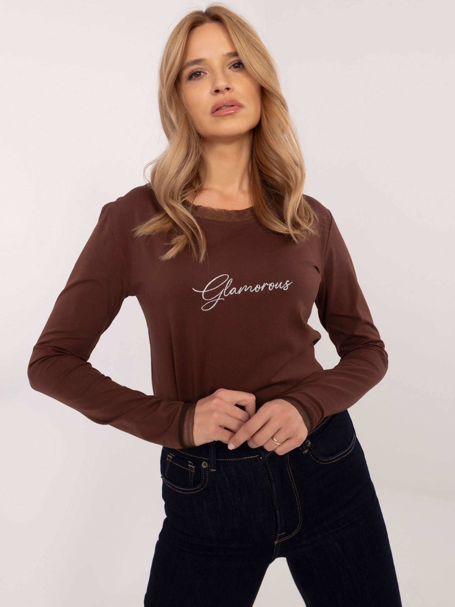Czekoladowa dopasowana bluzka longsleeve