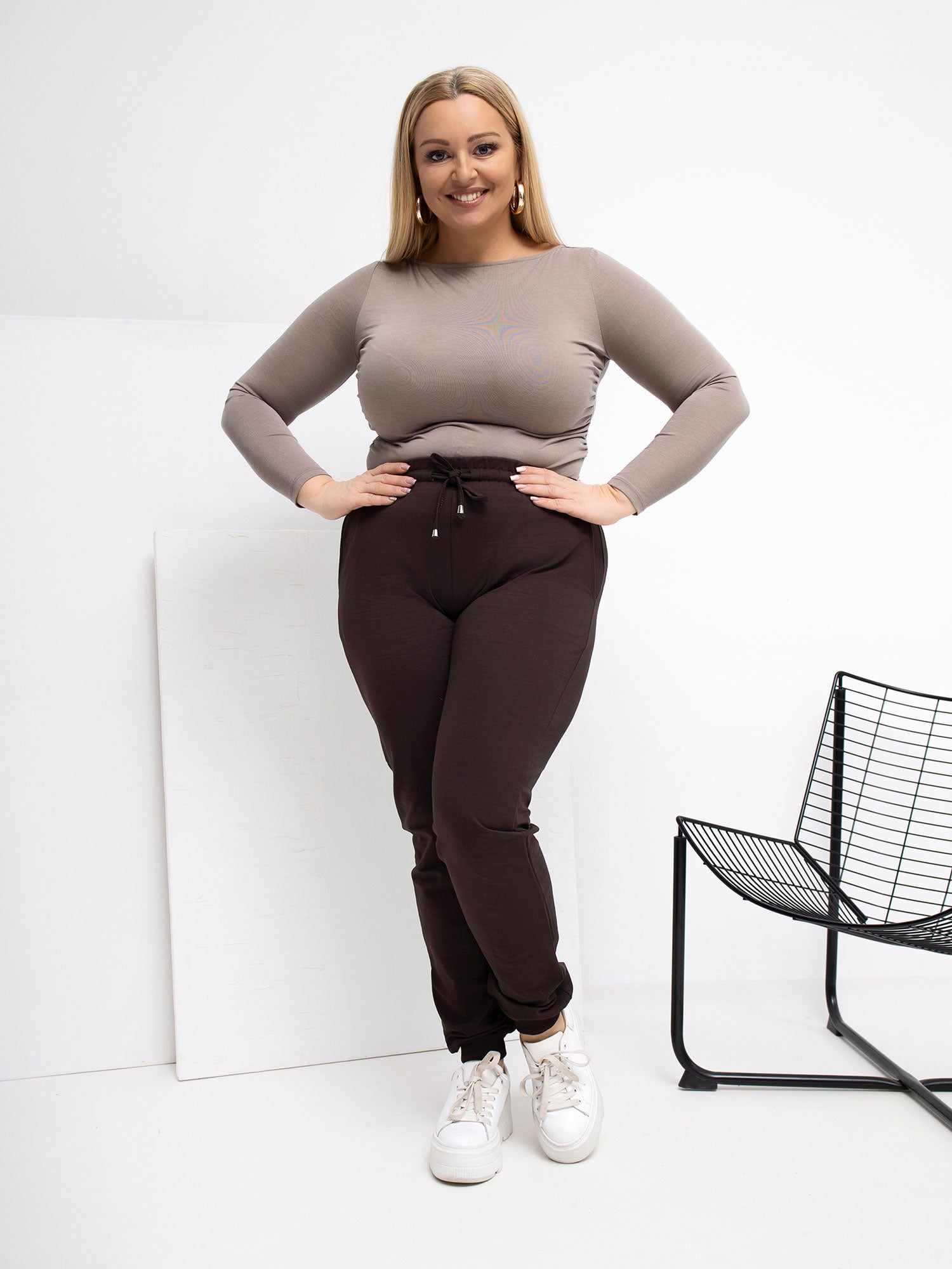 Czekoladowe spodnie plus size ze ściągaczami