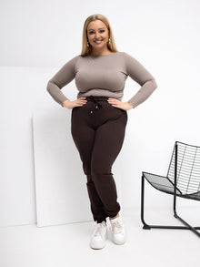 Czekoladowe spodnie plus size ze ściągaczami