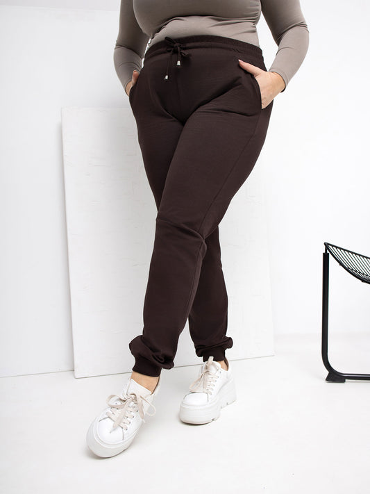 Czekoladowe spodnie plus size ze ściągaczami