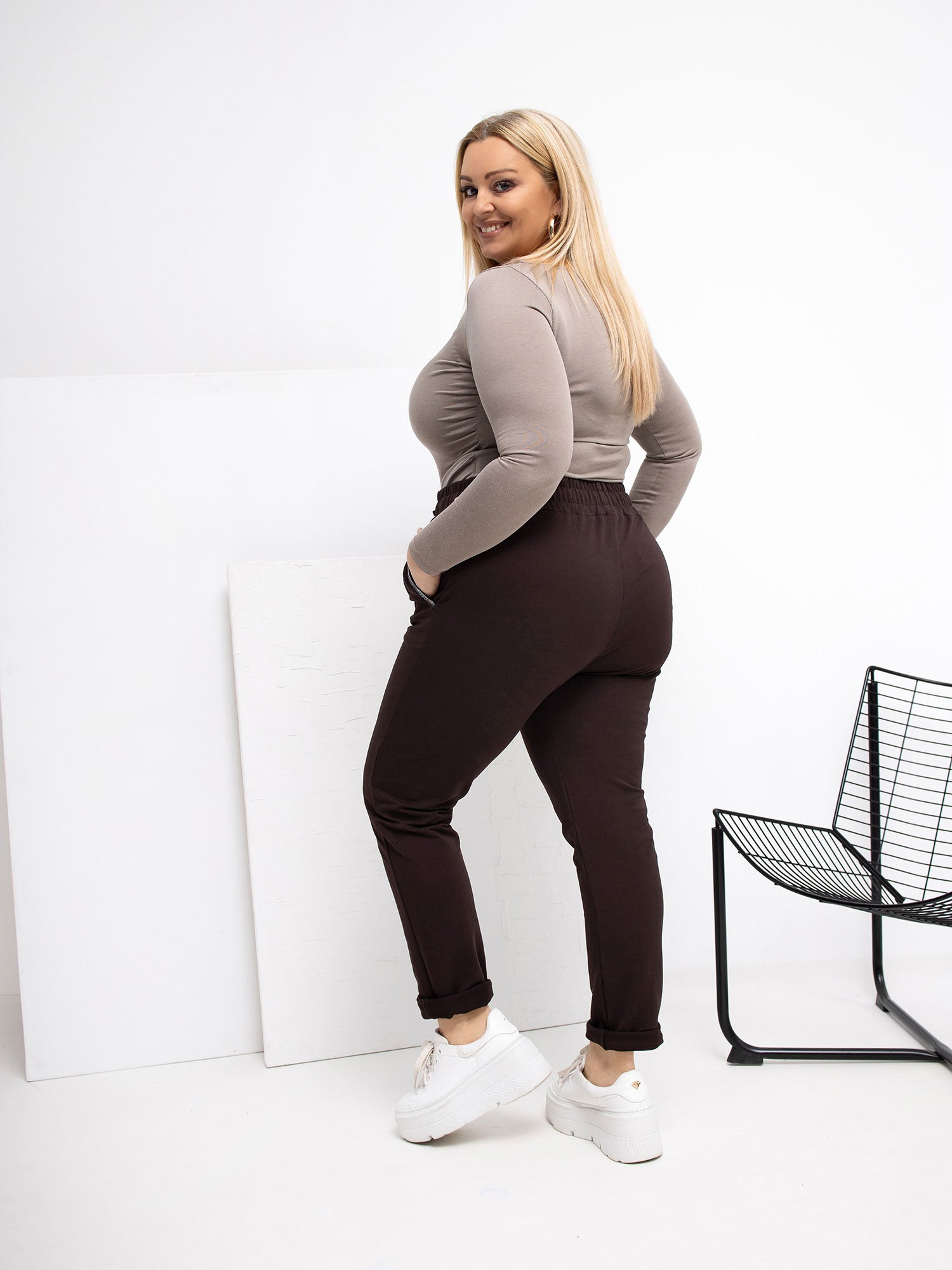Czekoladowe spodnie plus size z ozdobnymi wstawkami