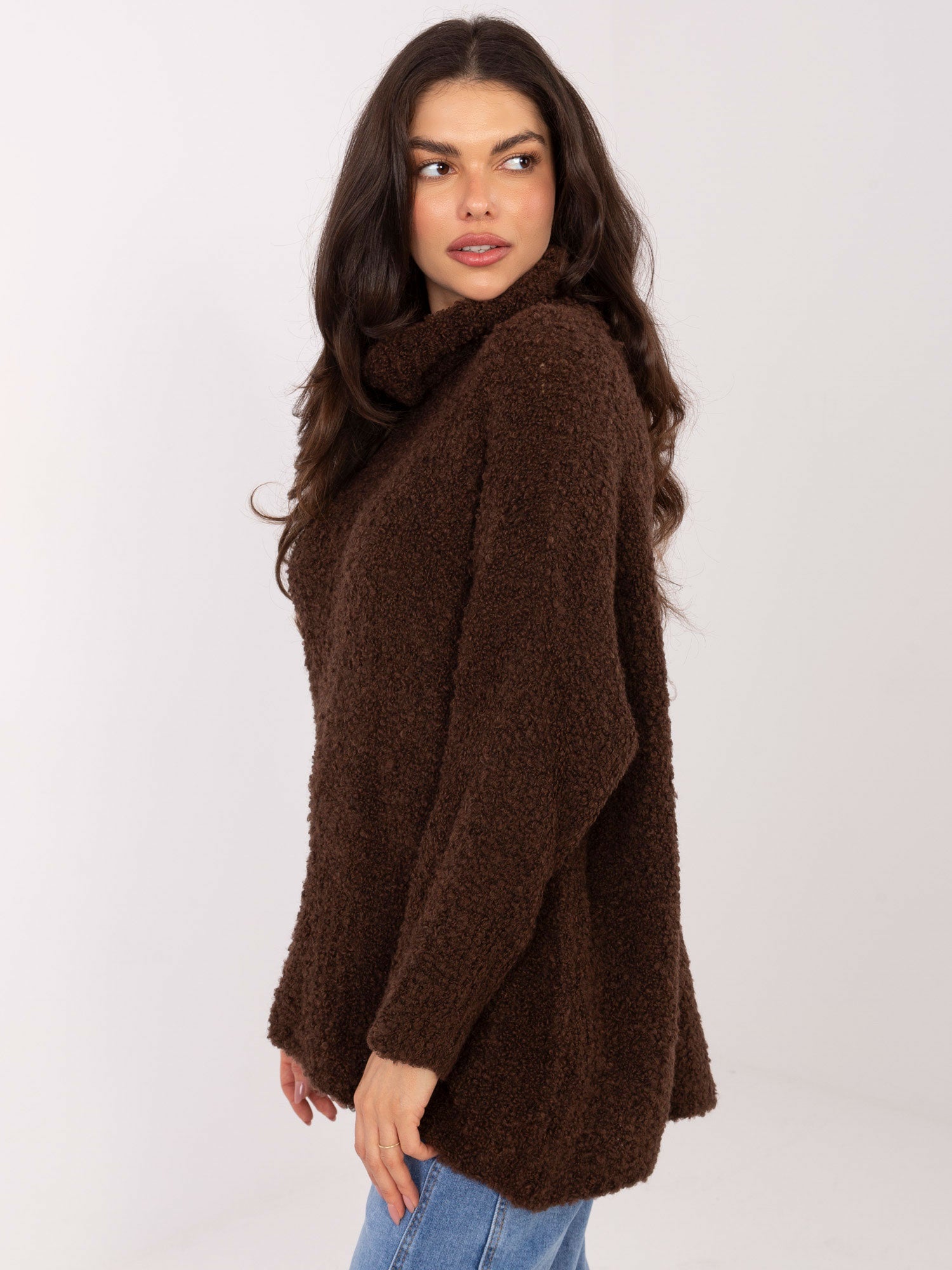 Czekoladowy sweter boucle o kroju oversize
