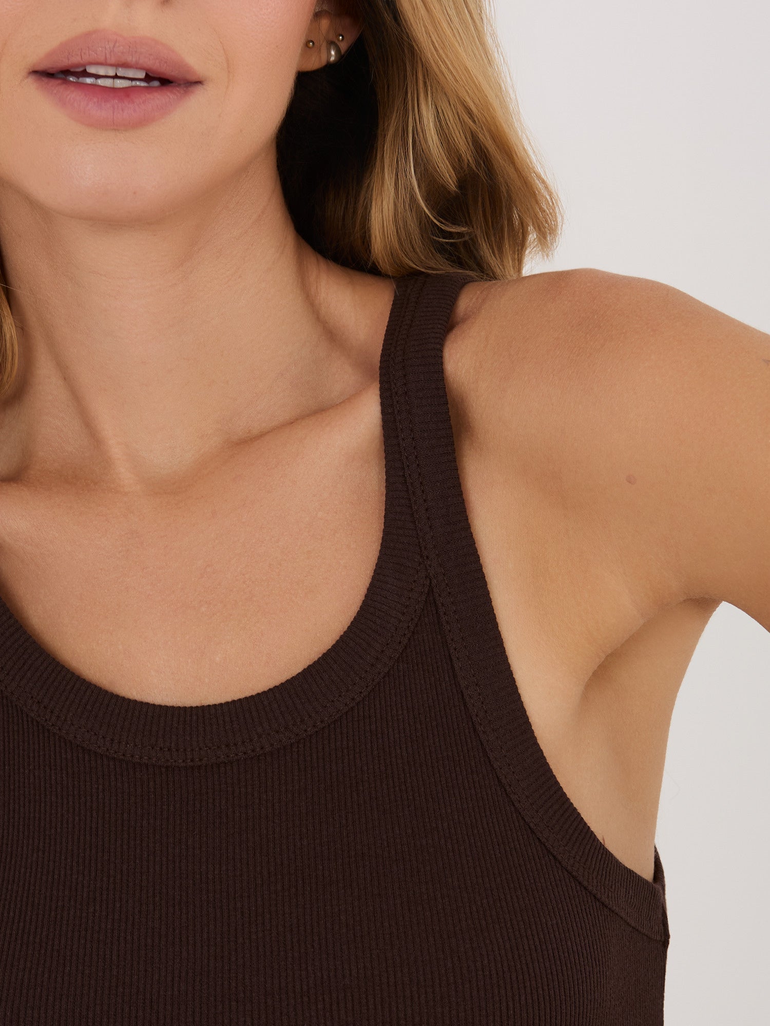 RUE PARIS Czekoladowy prążkowany top basic z bawełny