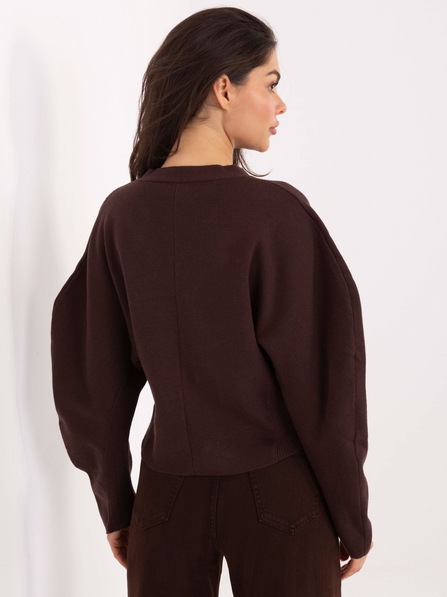 Czekoladowy sweter z zapięciem na zatrzaski