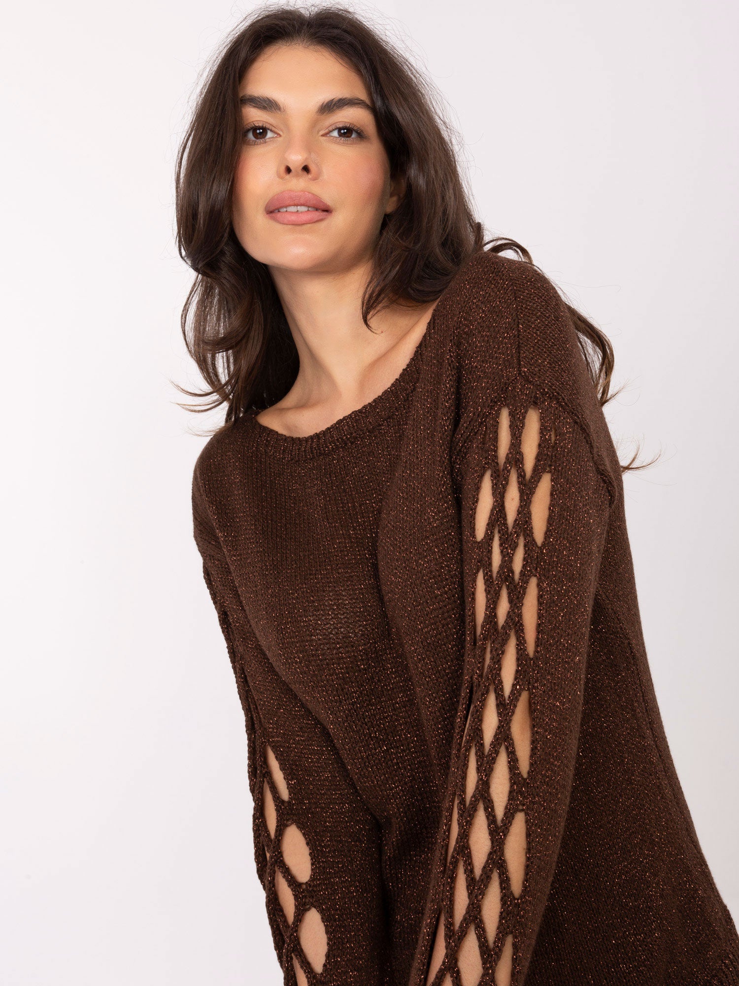 Czekoladowy sweter z wycięciami na rękawach