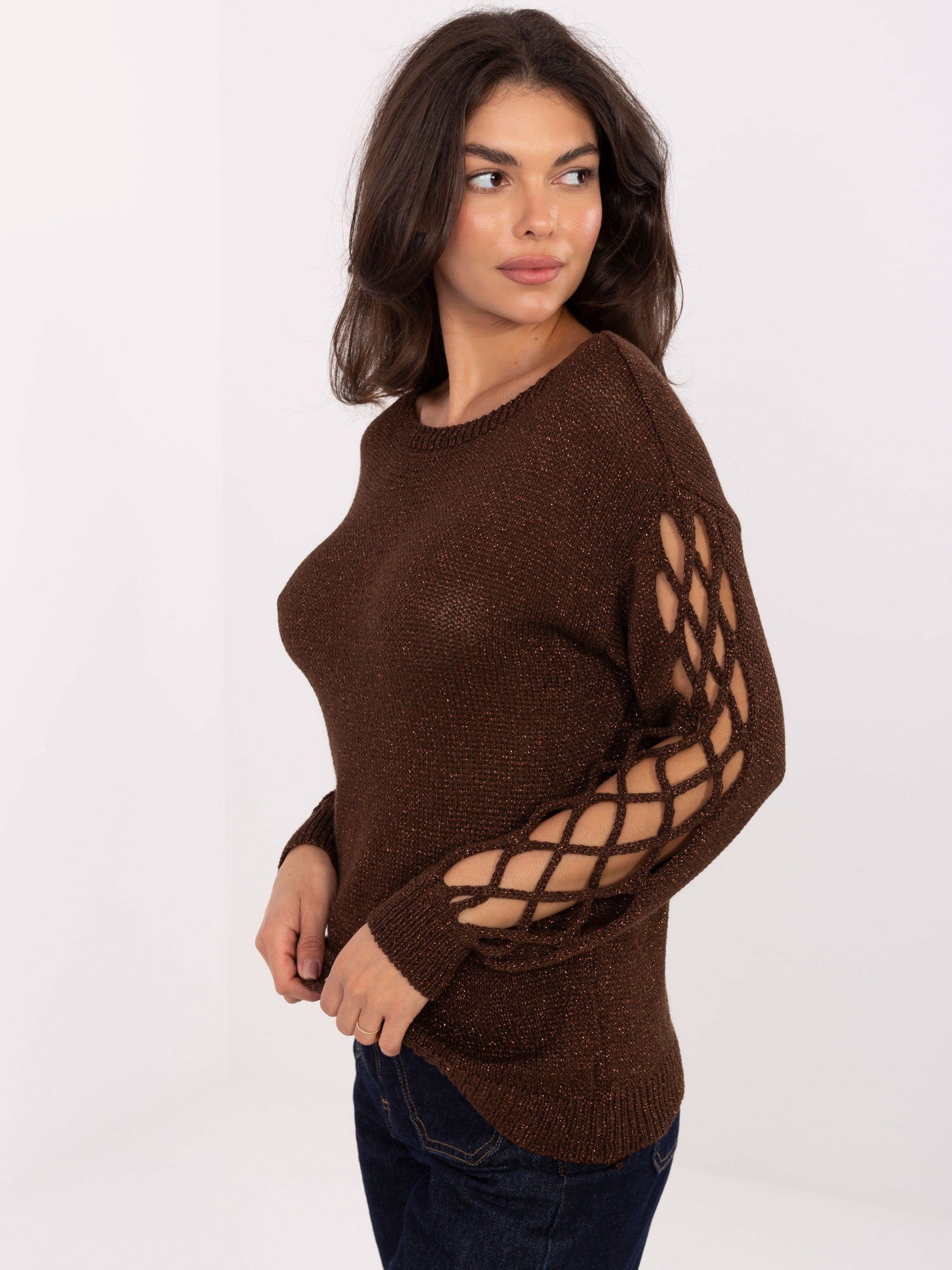 Czekoladowy sweter z wycięciami na rękawach