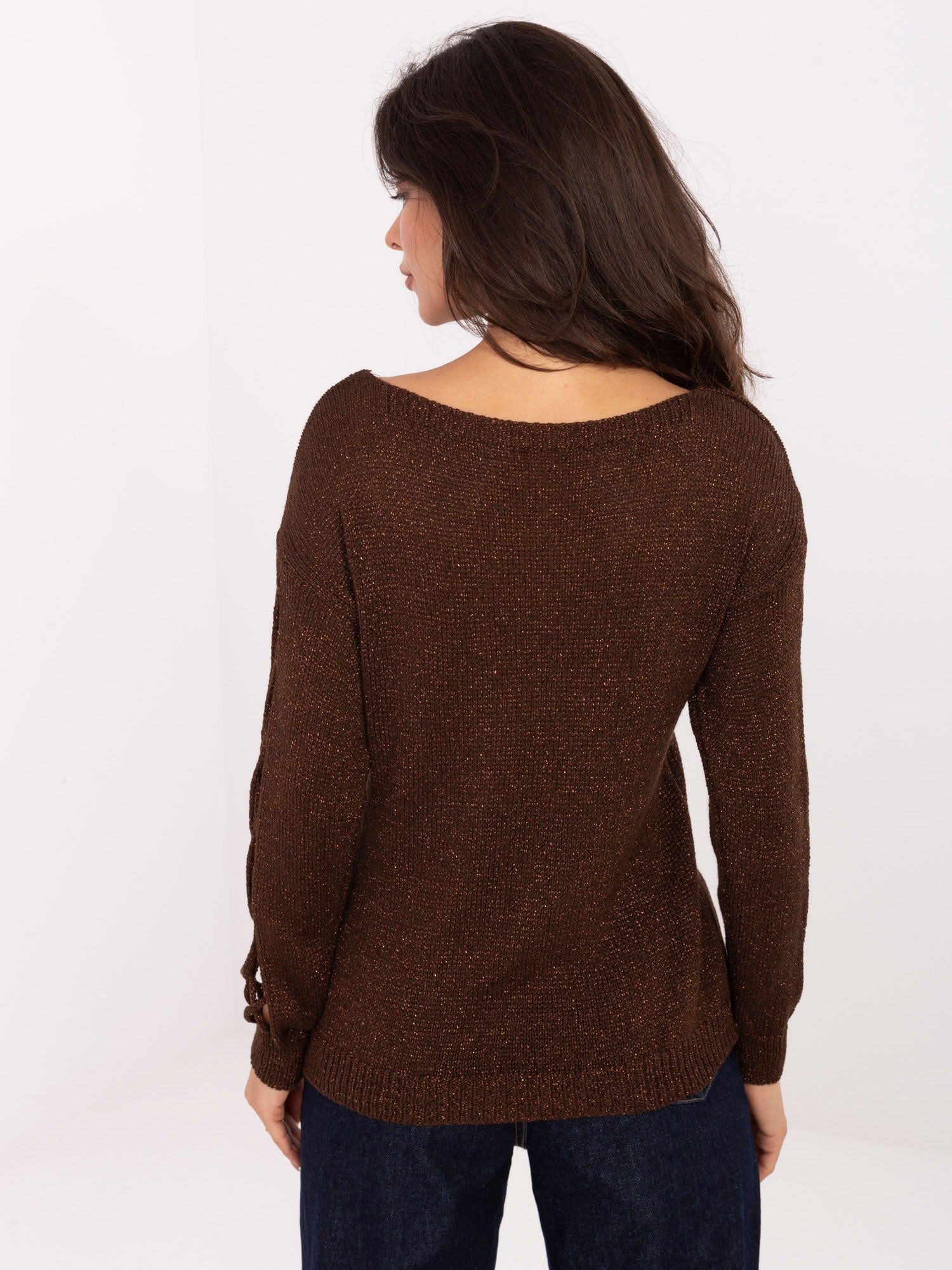 Czekoladowy sweter z wycięciami na rękawach