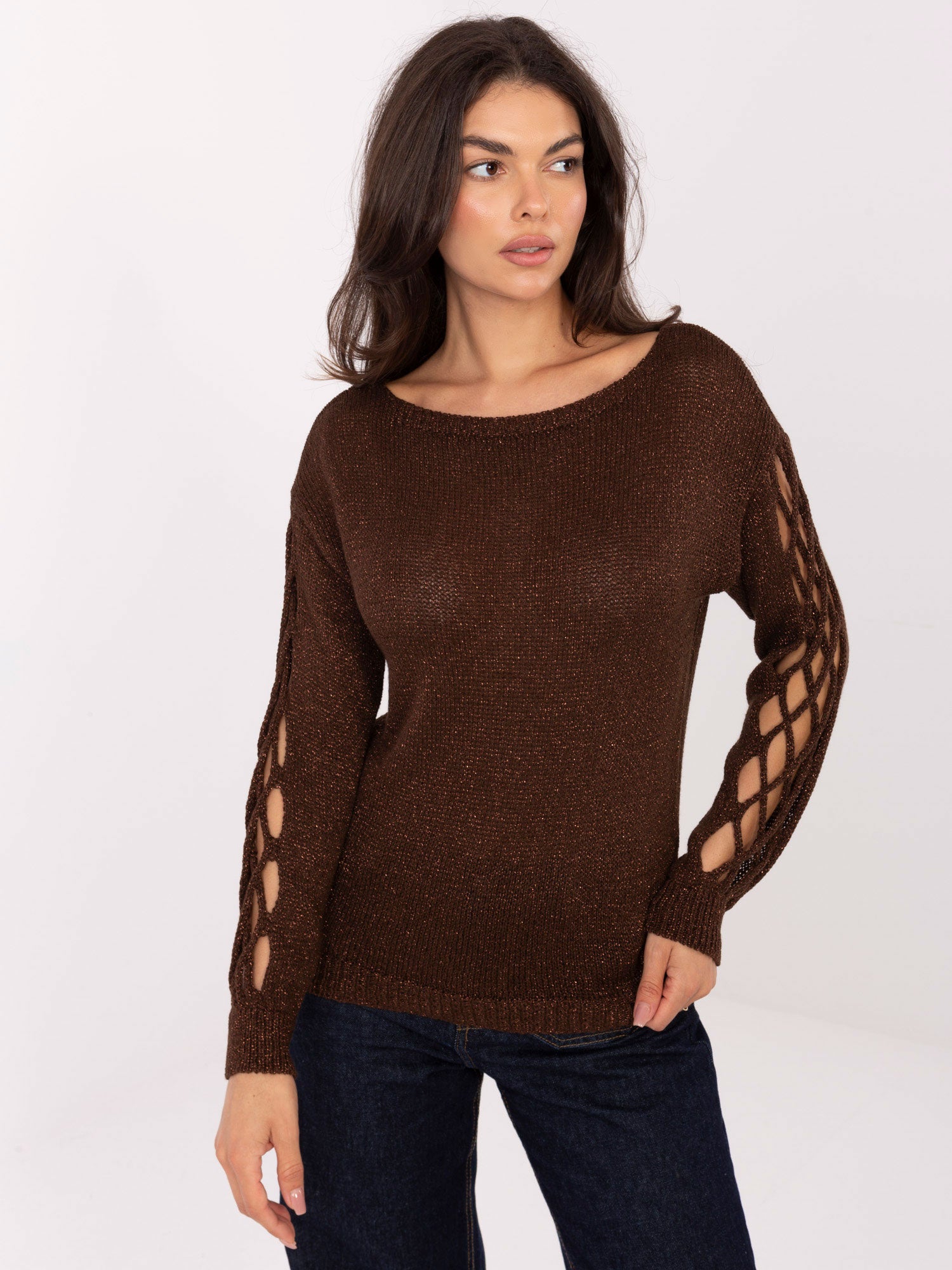 Czekoladowy sweter z wycięciami na rękawach