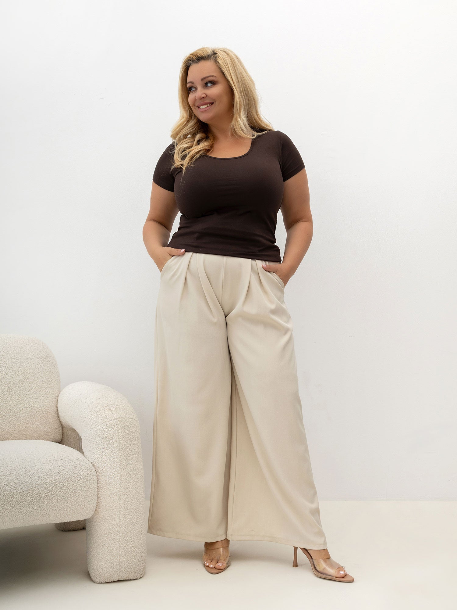 RUE PARIS Czekoladowy t-shirt plus size z bawełny