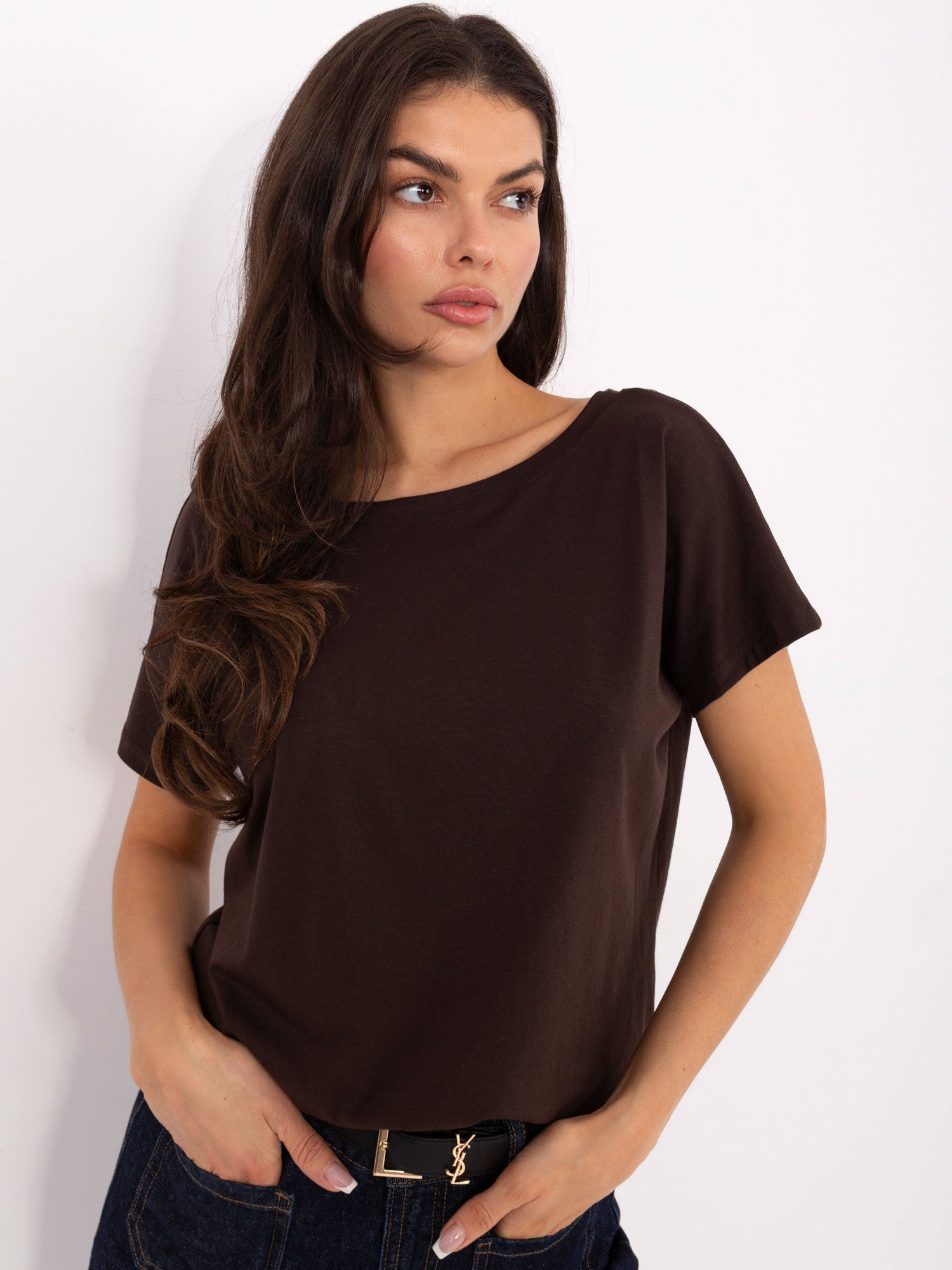 BASIC FEEL GOOD Czekoladowy t-shirt z dekoltem na plecach