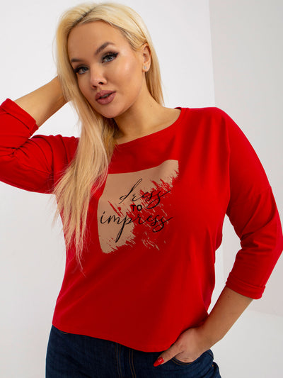 Czerwona bluzka plus size z nadrukiem i napisem
