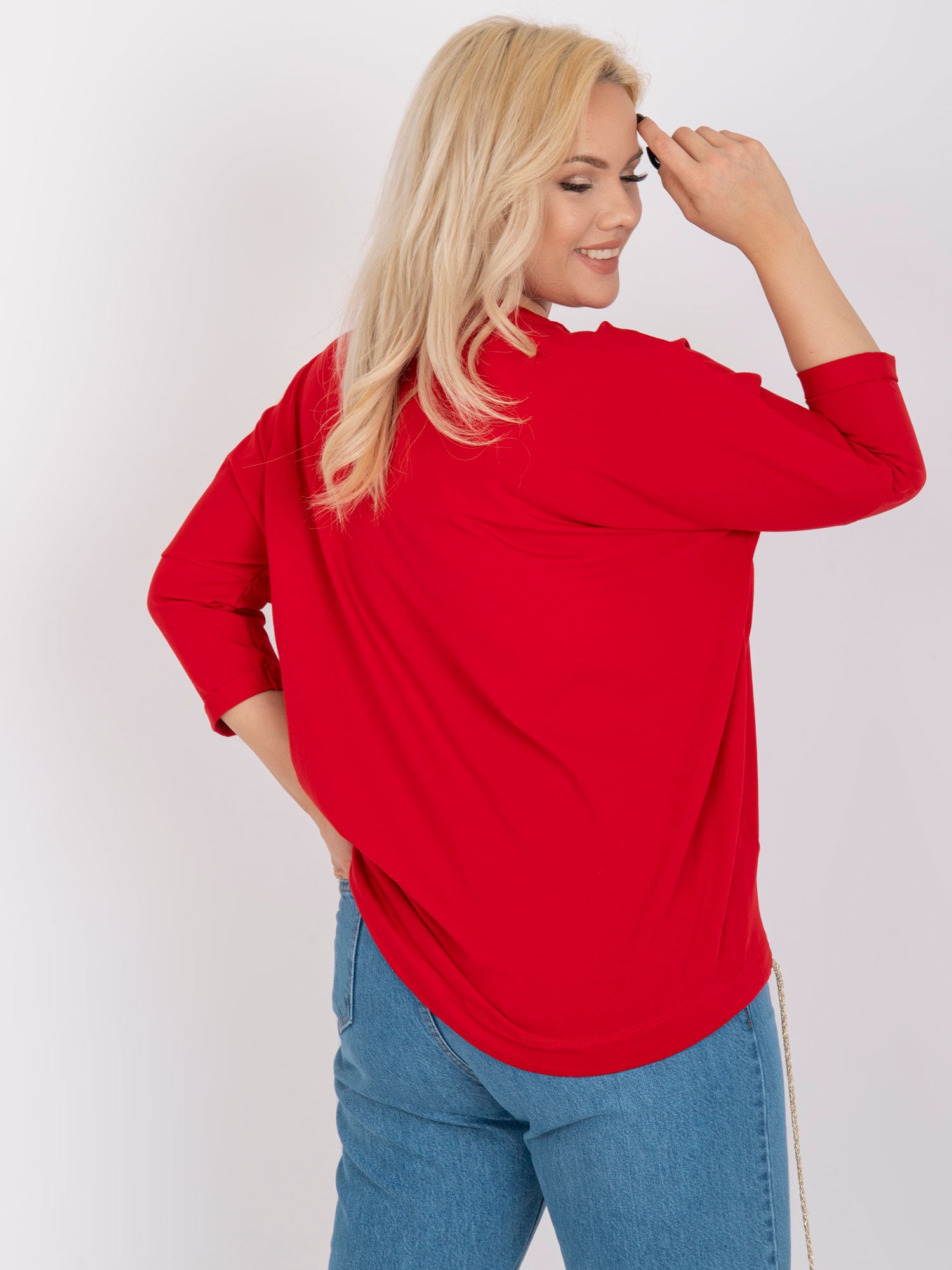 Czerwona bawełniana bluzka plus size ze srebrną aplikacją