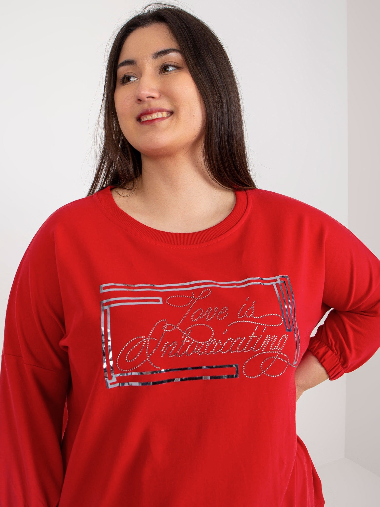 Czerwona dresowa sukienka plus size z napisem