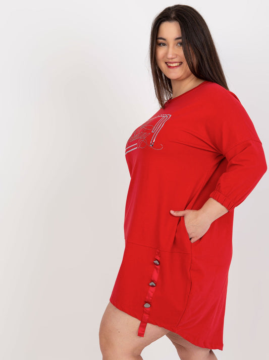 Czerwona dresowa sukienka plus size z napisem