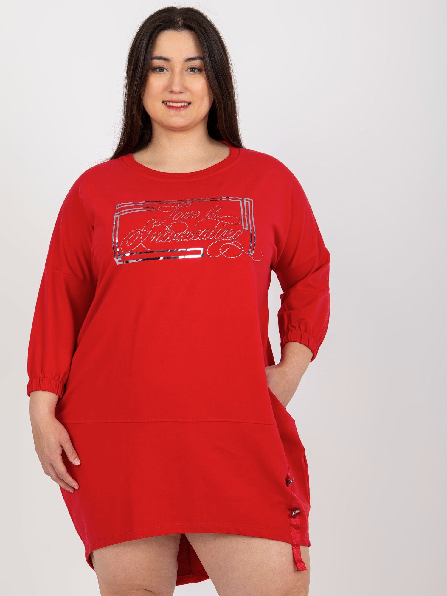 Czerwona dresowa sukienka plus size z napisem
