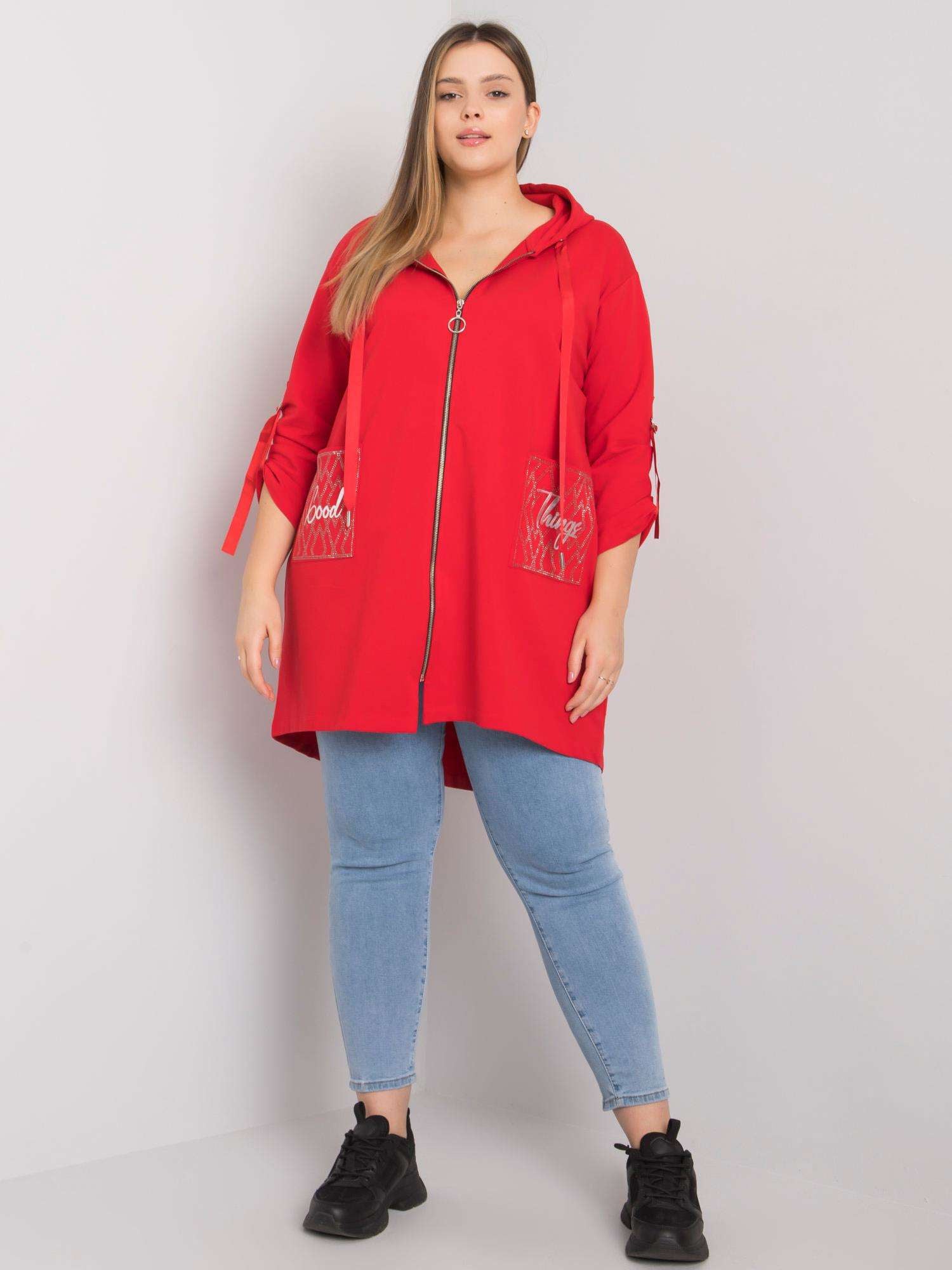 Czerwona bluza plus size z kapturem i aplikacjami