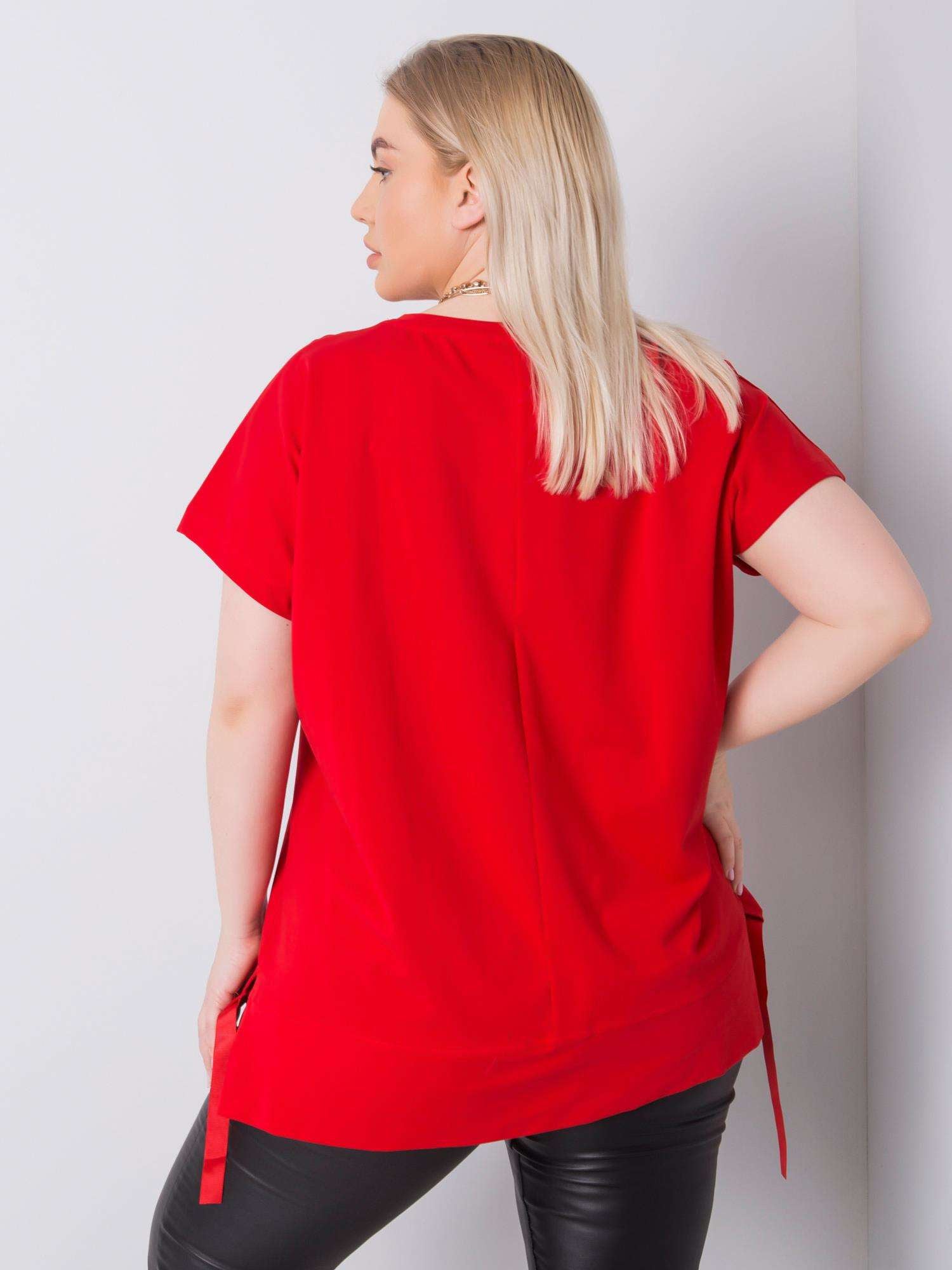Czerwona bluzka plus size z dżetami