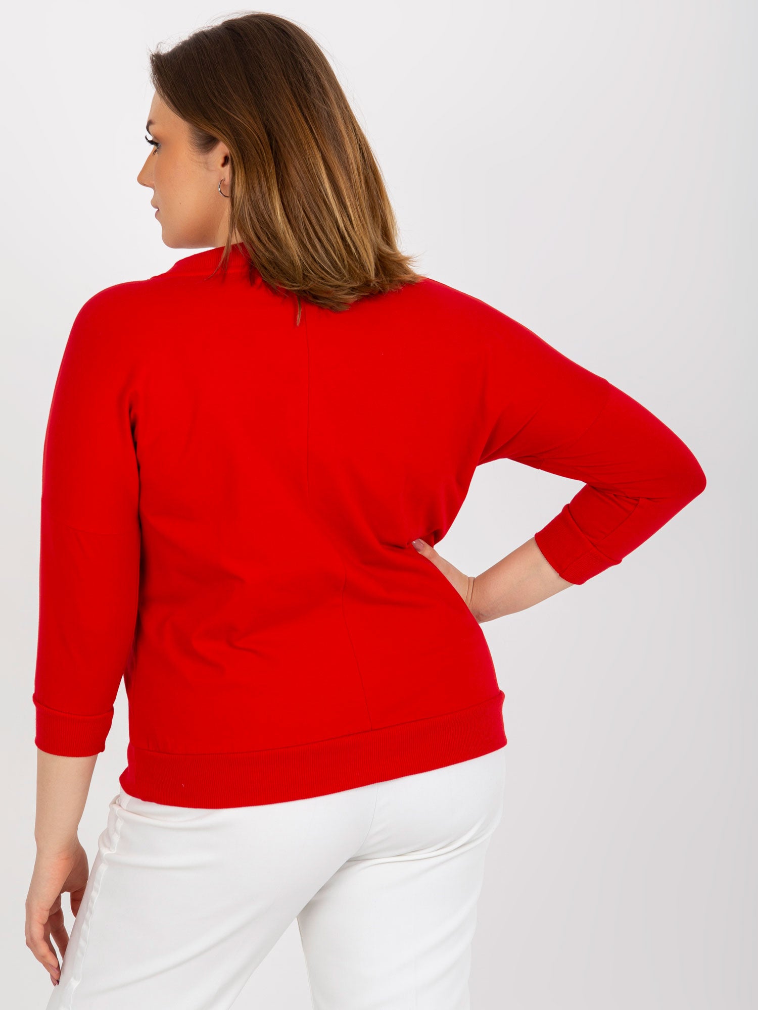 Czerwona bluzka plus size z napisami i troczkami