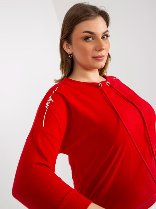 Czerwona bluzka plus size z napisami i troczkami