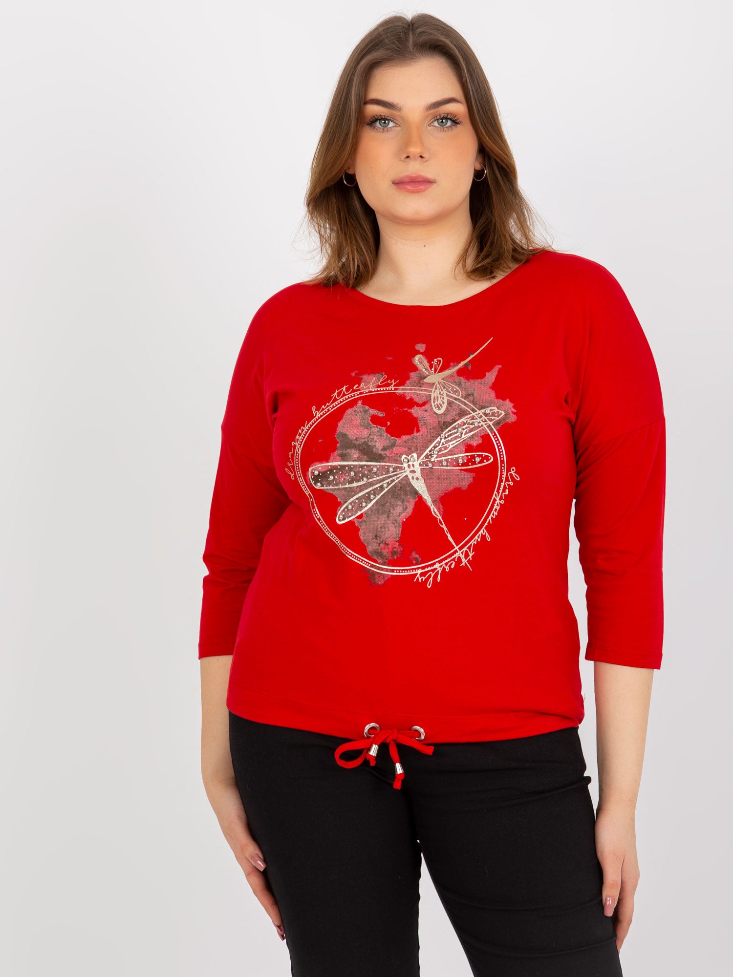 Czerwona bluzka plus size z rękawem 3/4 i nadrukiem