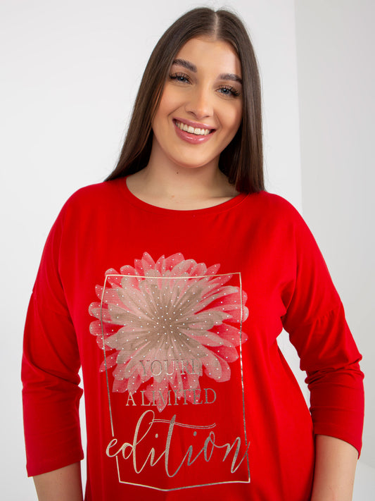 Czerwona bluzka plus size z napisem i aplikacją