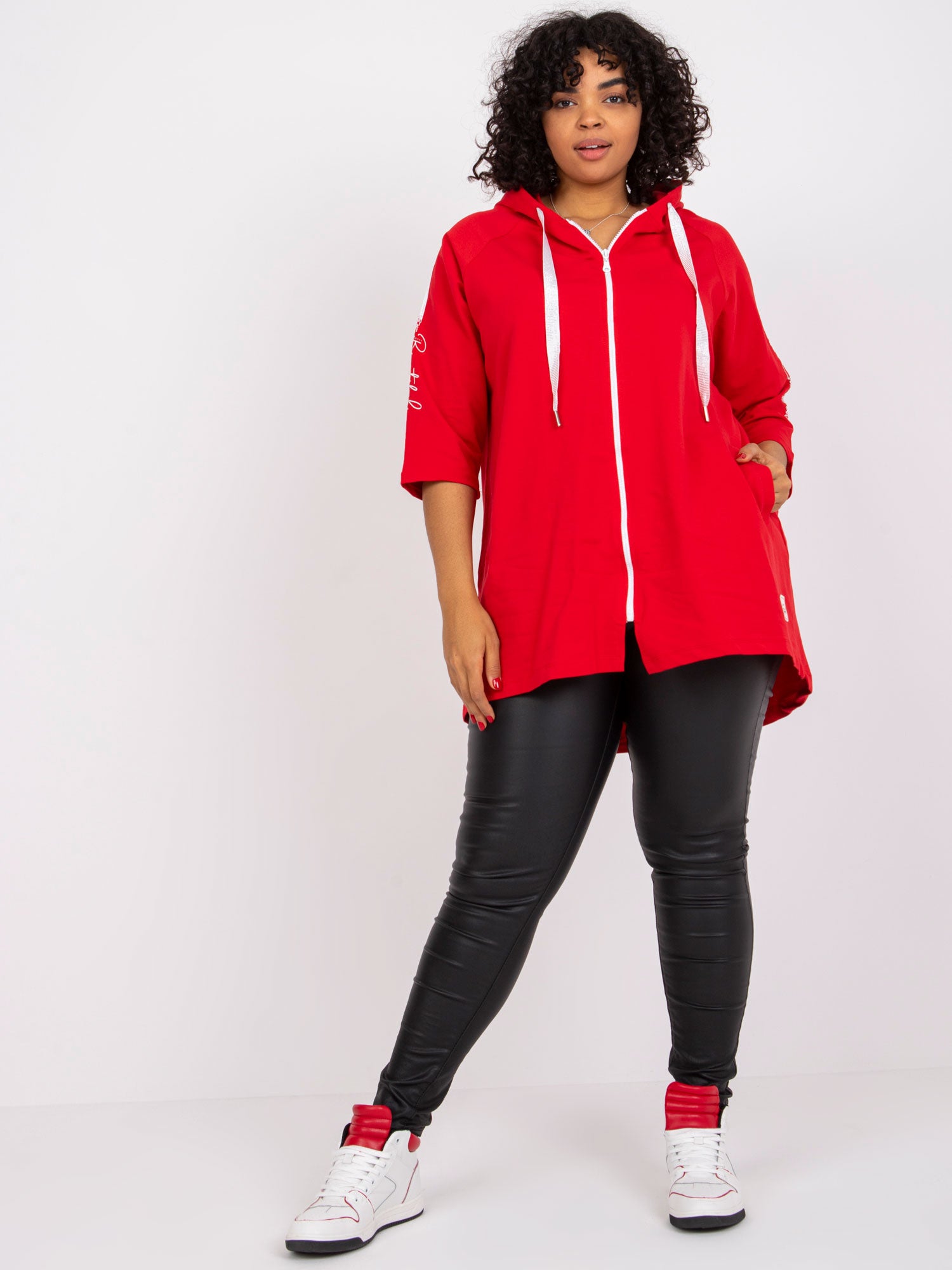 Czerwona dresowa bluza plus size z aplikacją