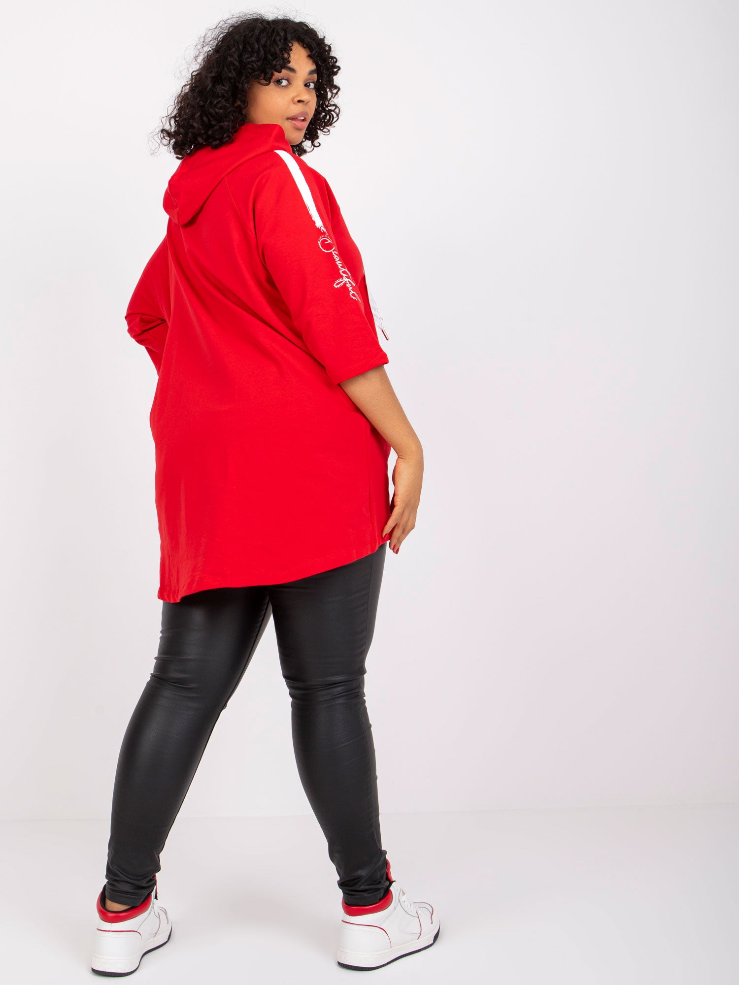 Czerwona dresowa bluza plus size z aplikacją