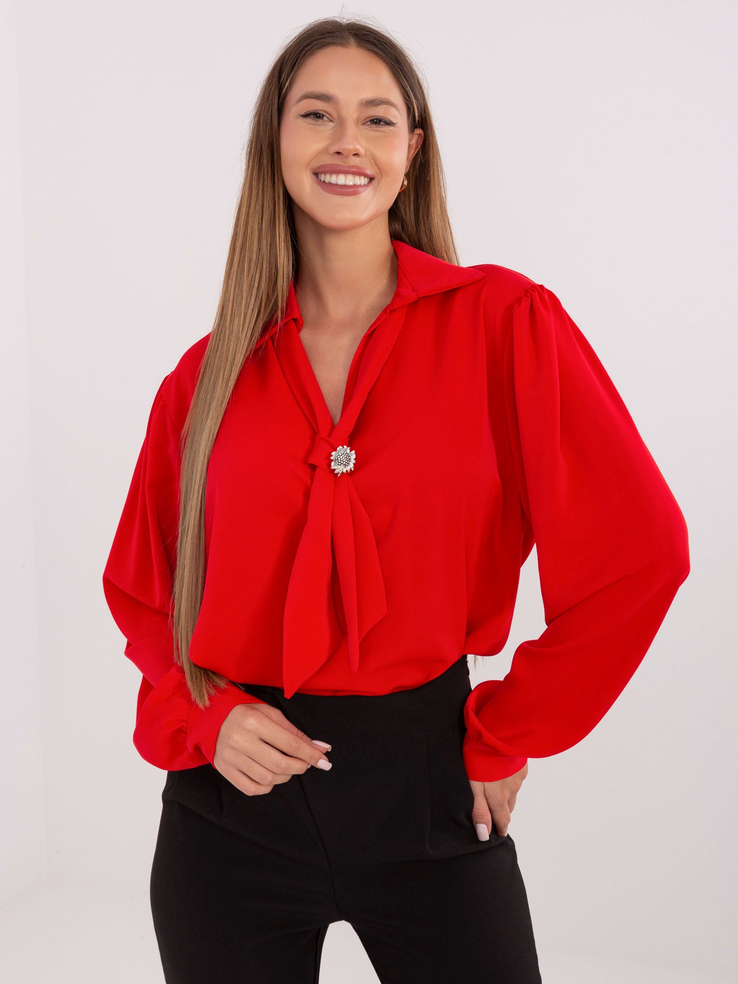 Czerwona elegancka bluzka z wiązaniem