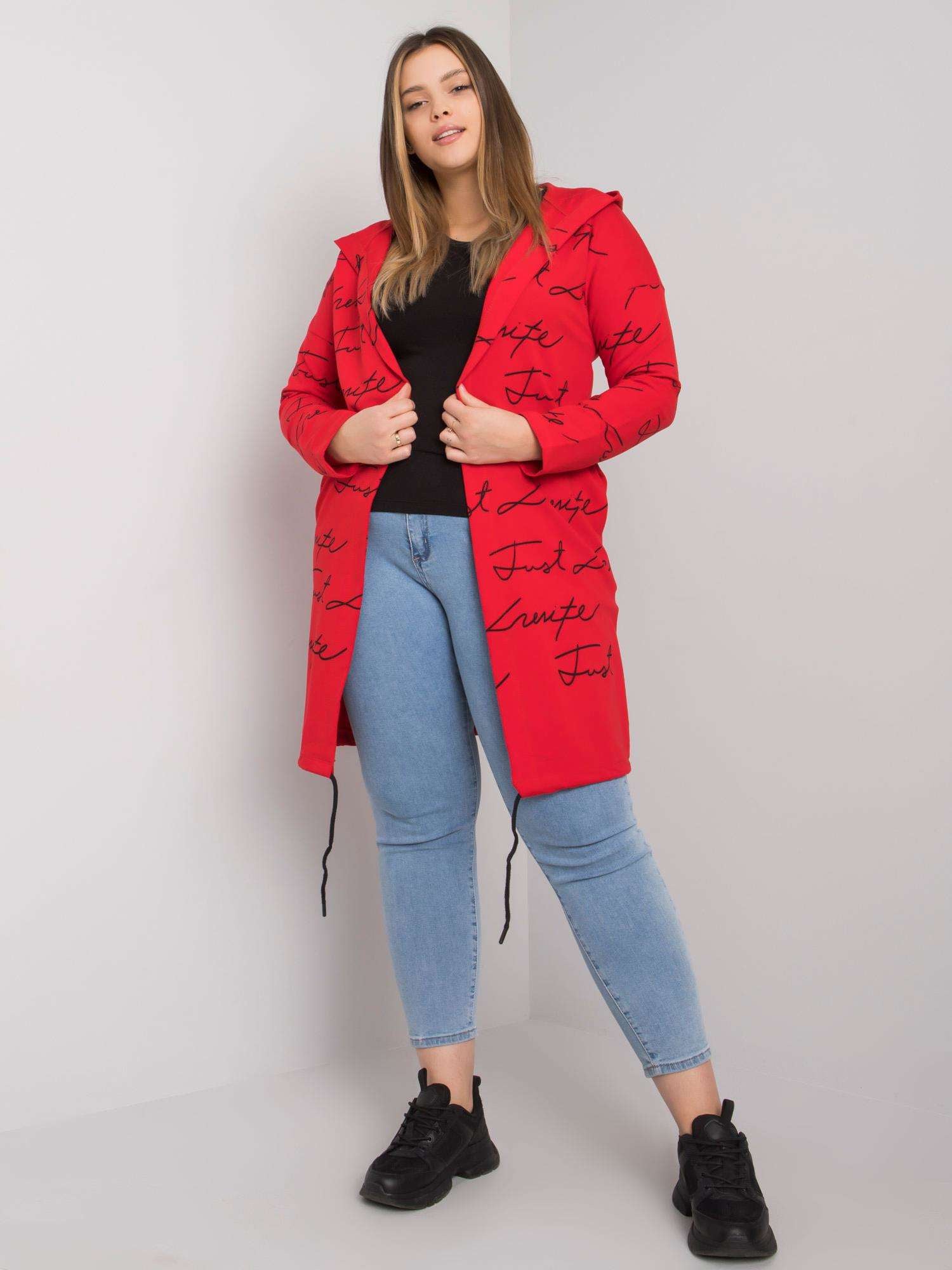 Czerwona narzutka plus size z kapturem