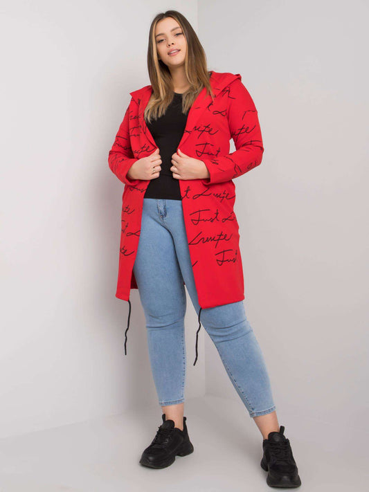 Czerwona narzutka plus size z kapturem