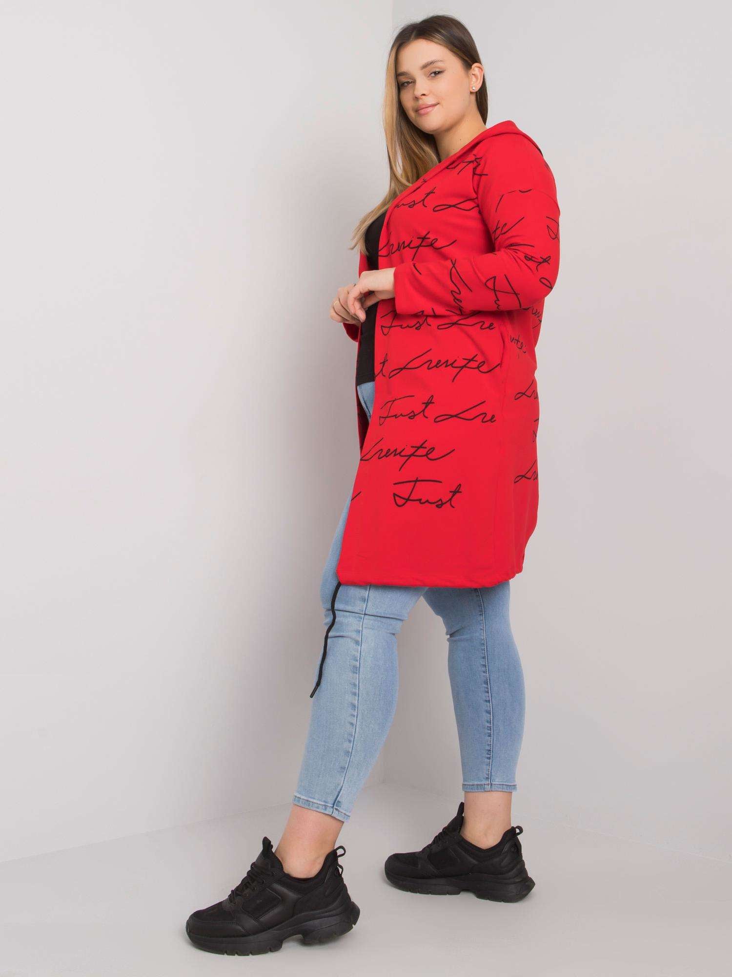 Czerwona narzutka plus size z kapturem