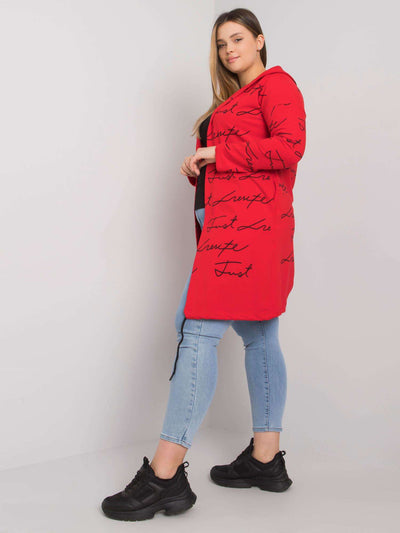 Czerwona narzutka plus size z kapturem