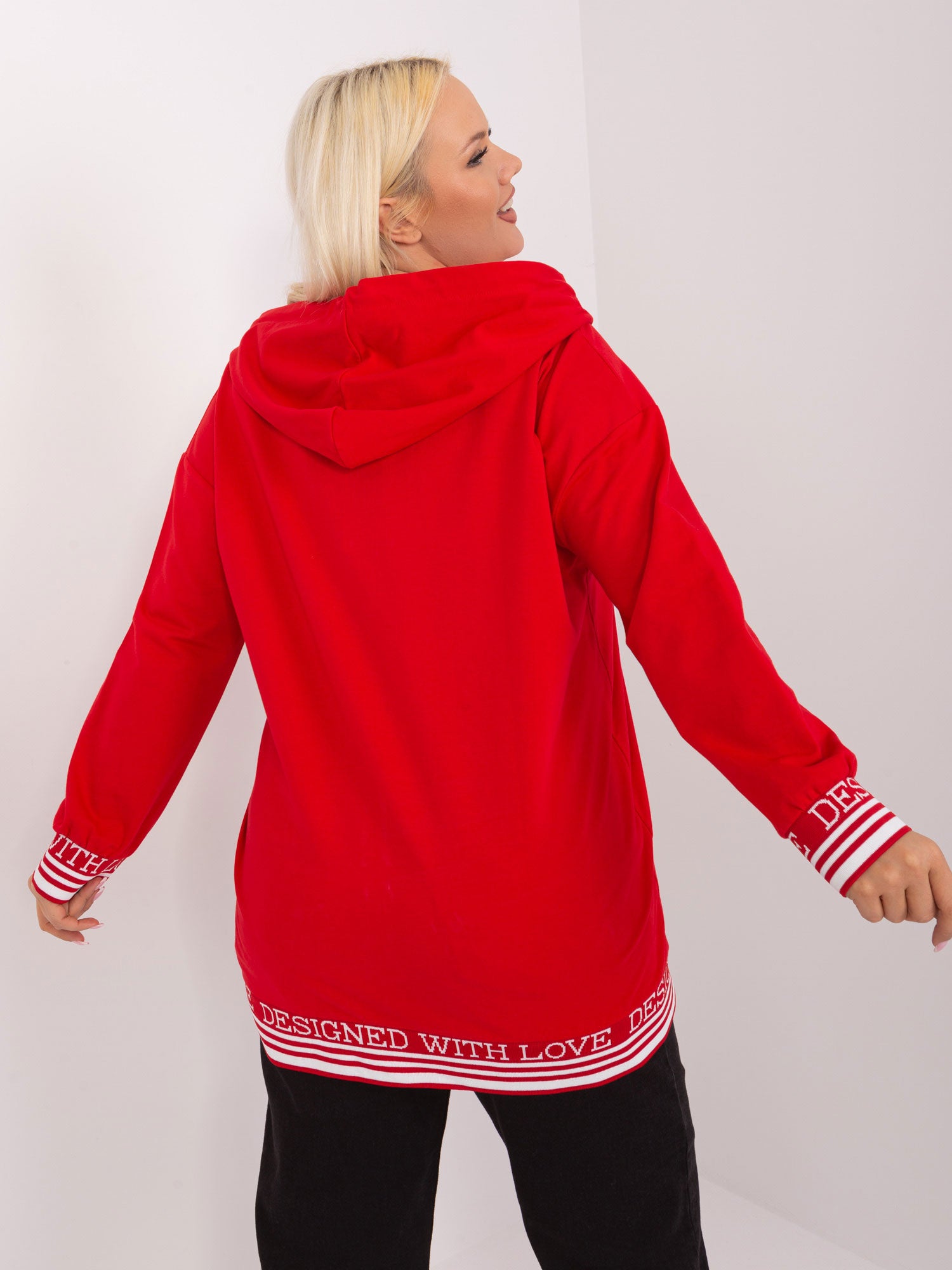 Czerwona bluza plus size z ozdobnymi ściągaczami