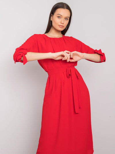 Czerwona elegancka sukienka z paskiem