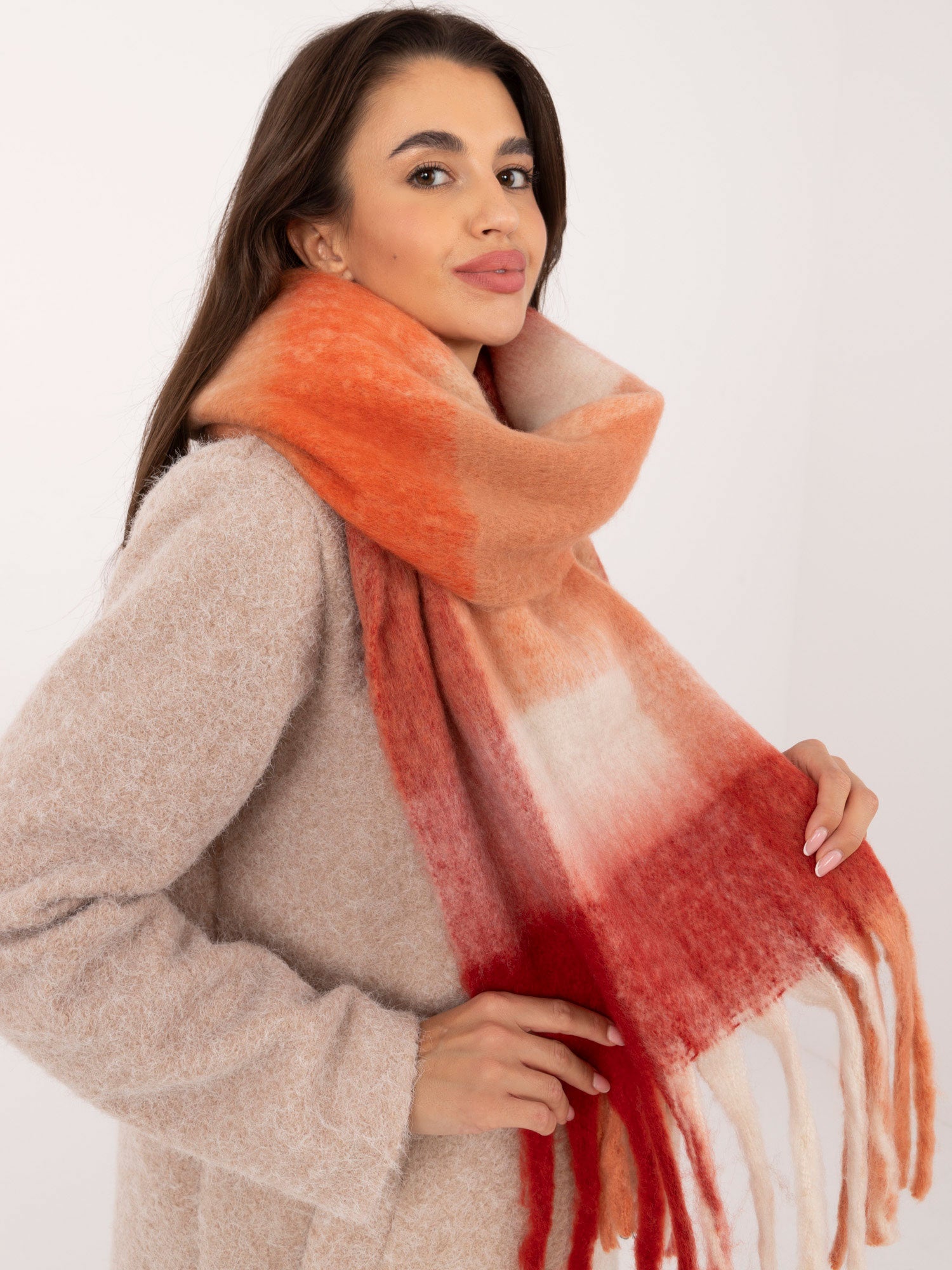 Czerwono-pomarańczowy zimowy szal z frędzlami