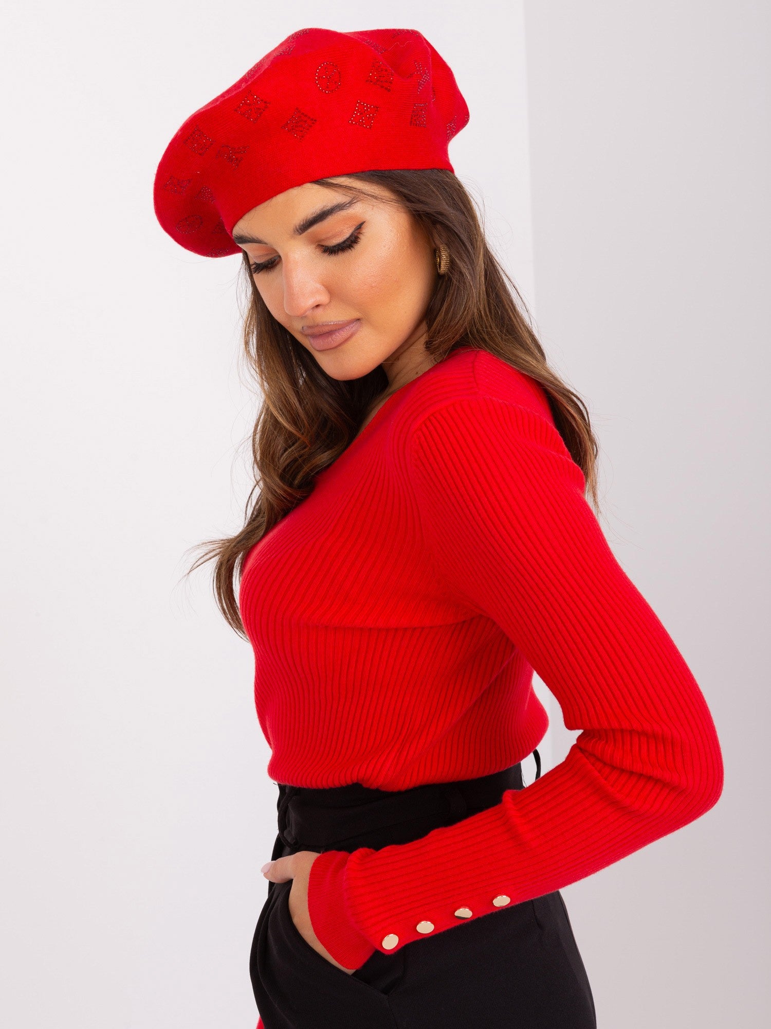 Czerwony damski beret z aplikacją