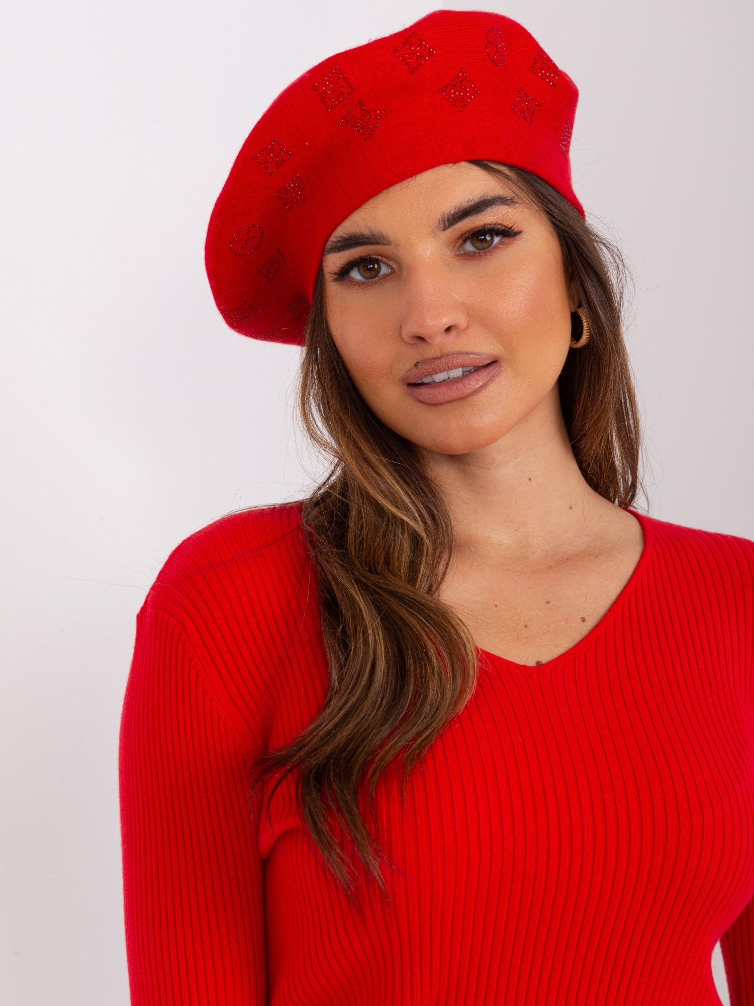 Czerwony damski beret z aplikacją