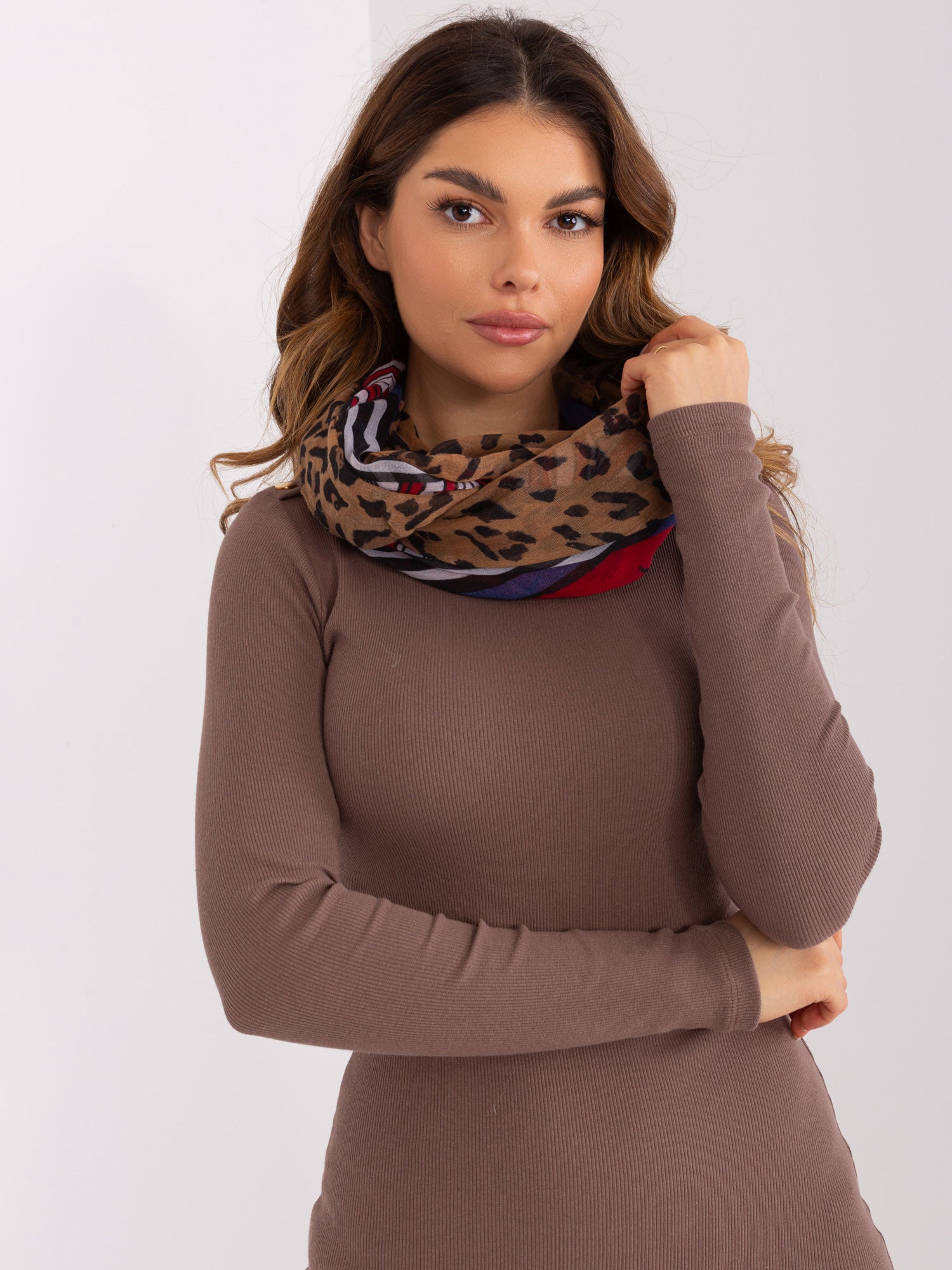 Czerwony damski komin we wzory